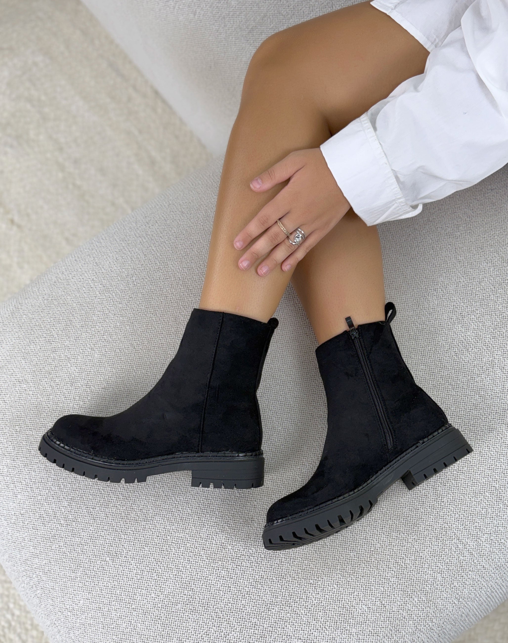 Bottines femme noires tendance en suédine à semelle crantée et bout rond