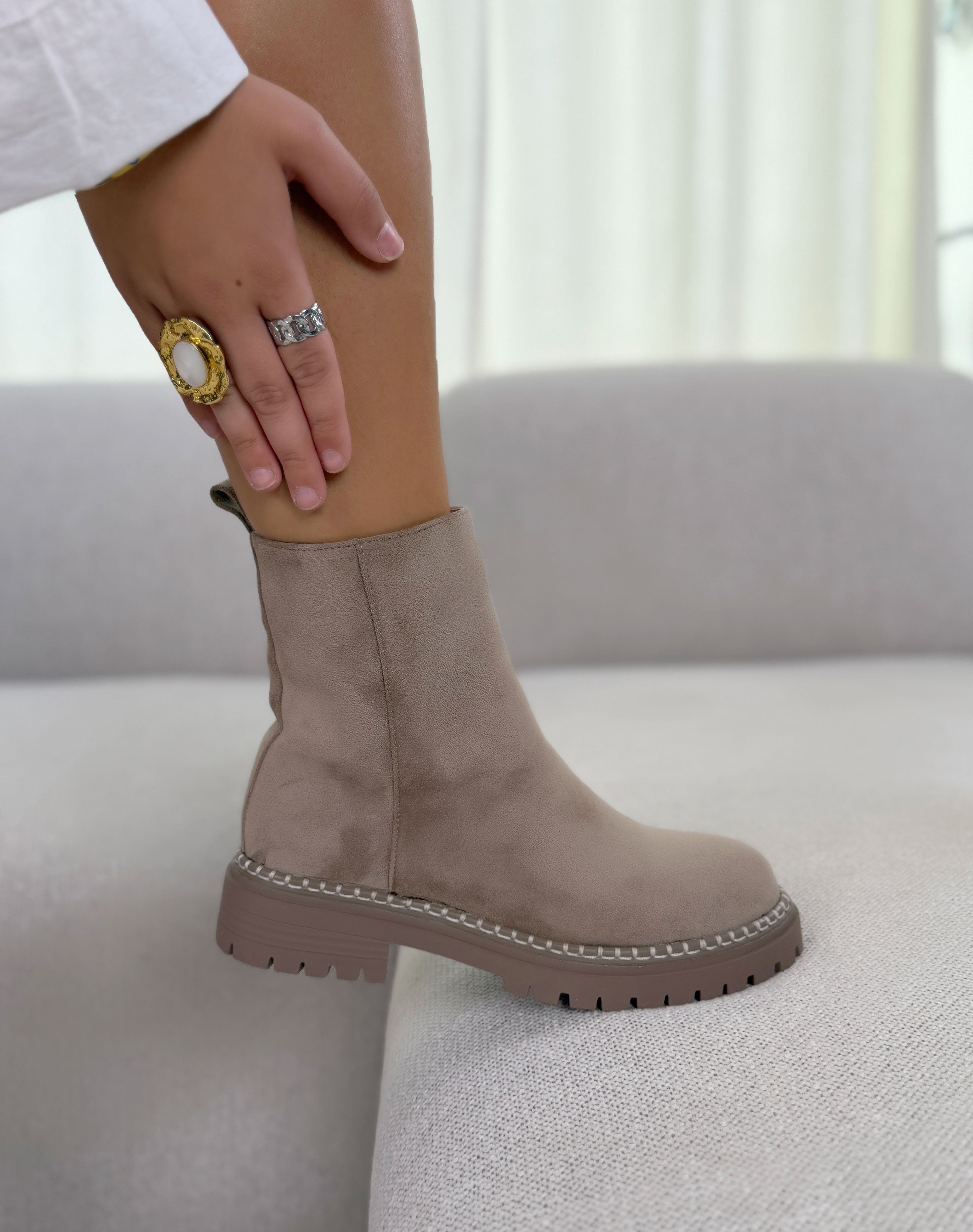 Bottines femme beige tendance en suédine à semelle crantée et bout rond
