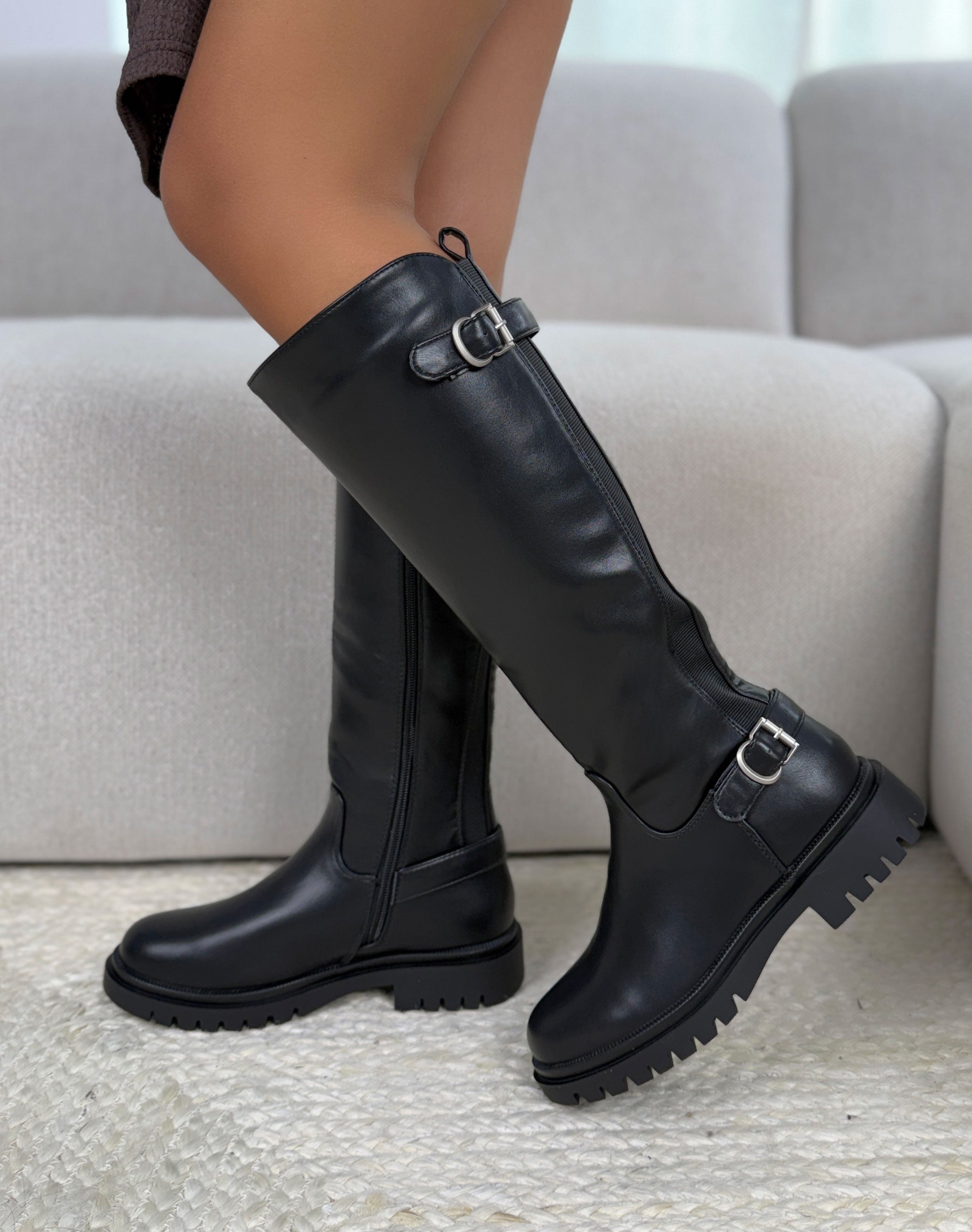 Bottes femme noires tendance à boucles argentées et semelle crantée