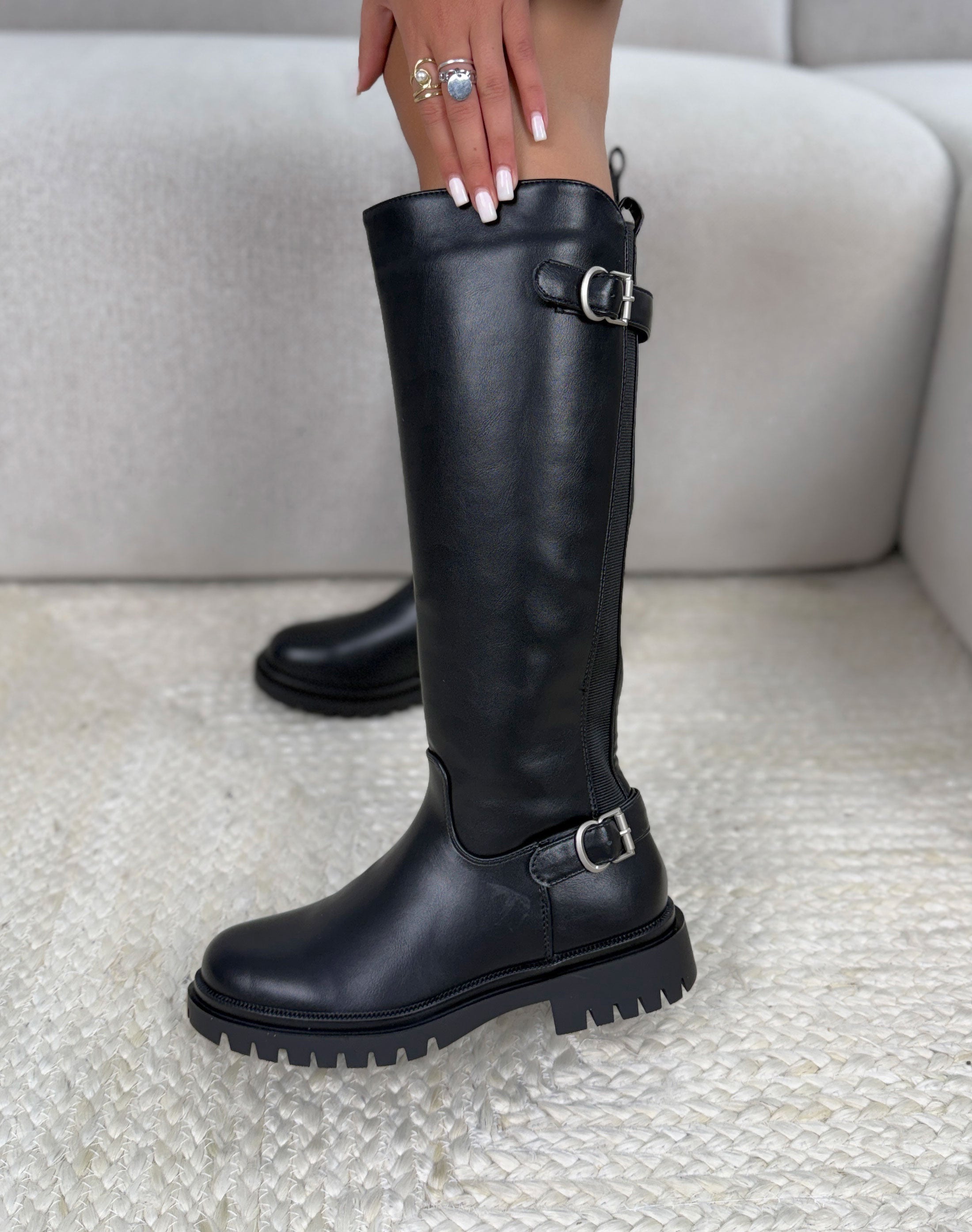 Bottes femme noires tendance à boucles argentées et semelle crantée