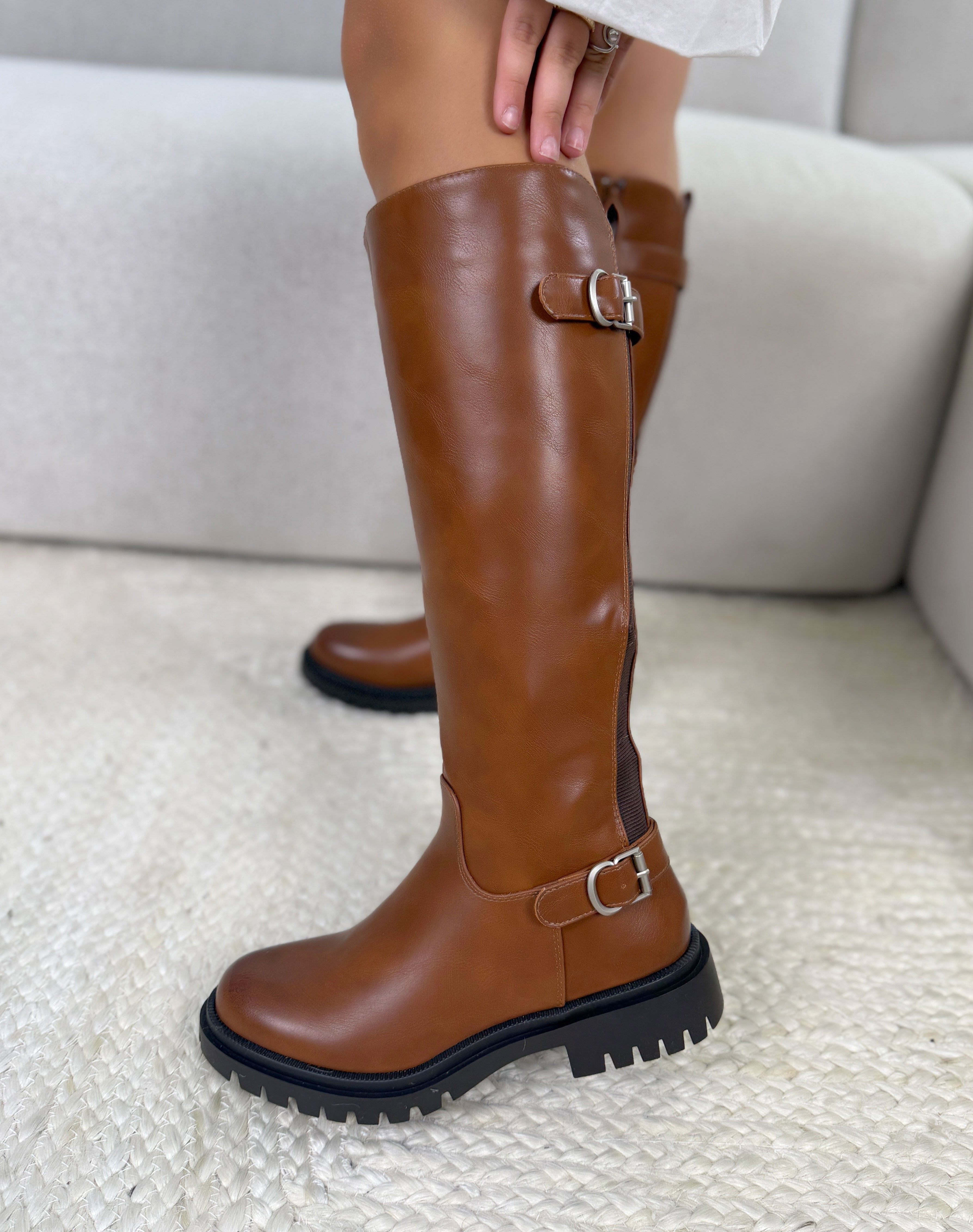 Bottes femme camel tendance à boucles argentées et semelle crantée
