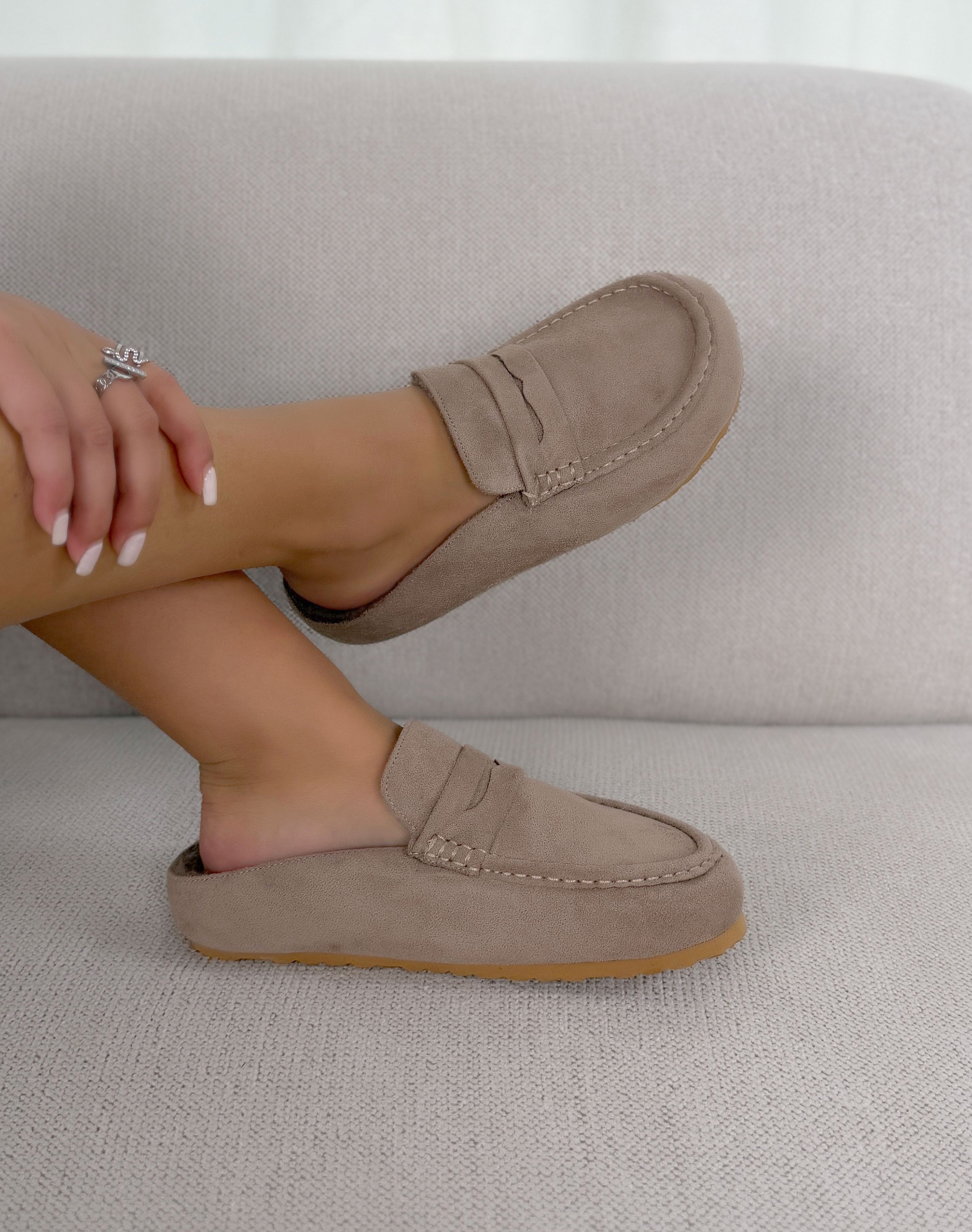 Mules femme taupe en suédine fourrée confortables et chaleureuses