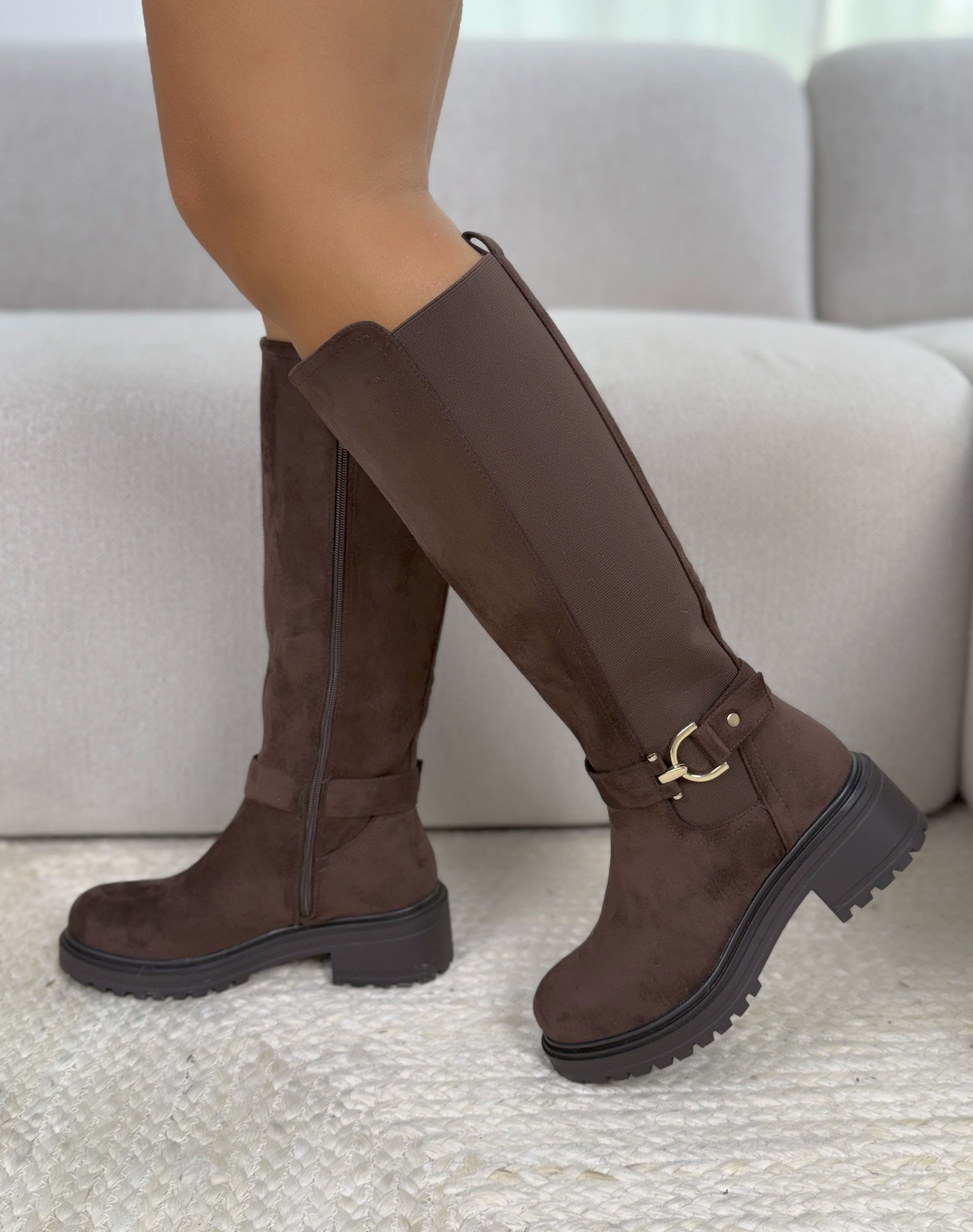 Bottes femme marron foncé en suédine avec tige élastique et boucle dorée