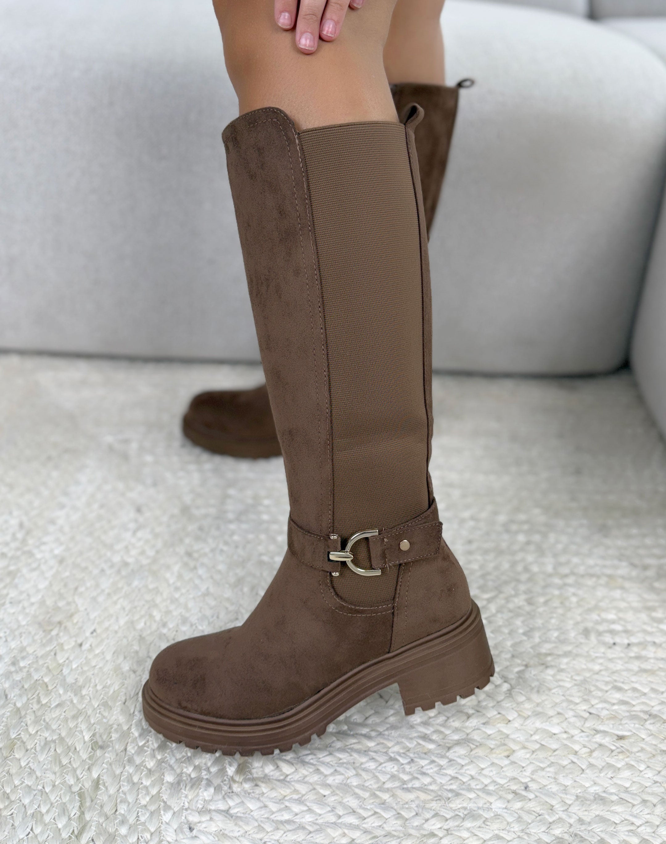 Bottes femme marron clair en suédine avec tige élastique et boucle dorée