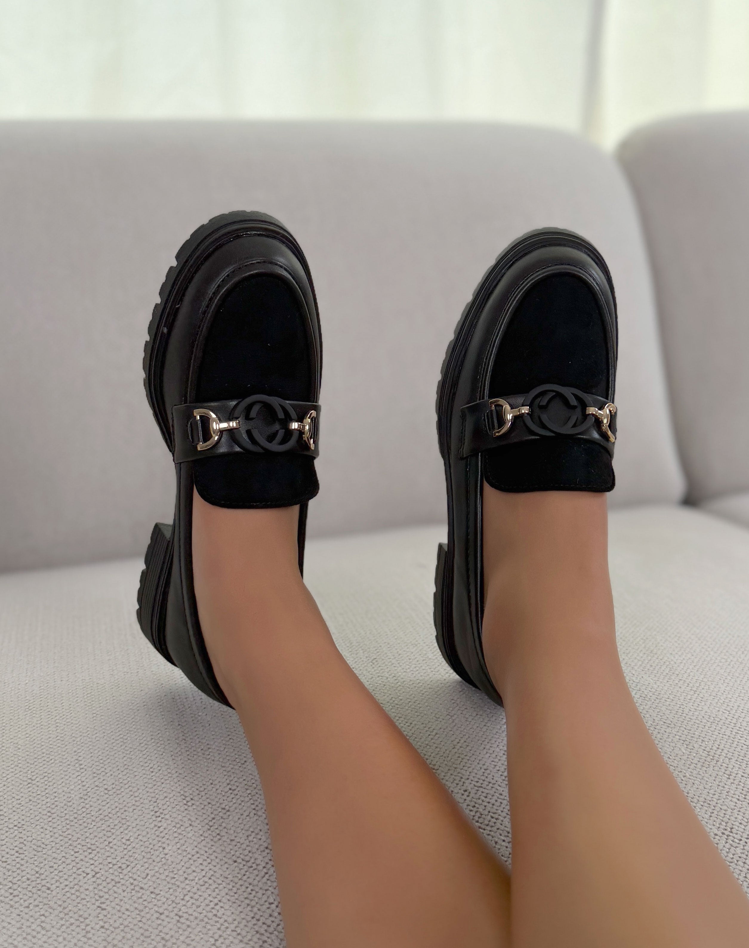 Mocassins femme noirs tendance bi-matière à détail mat et doré