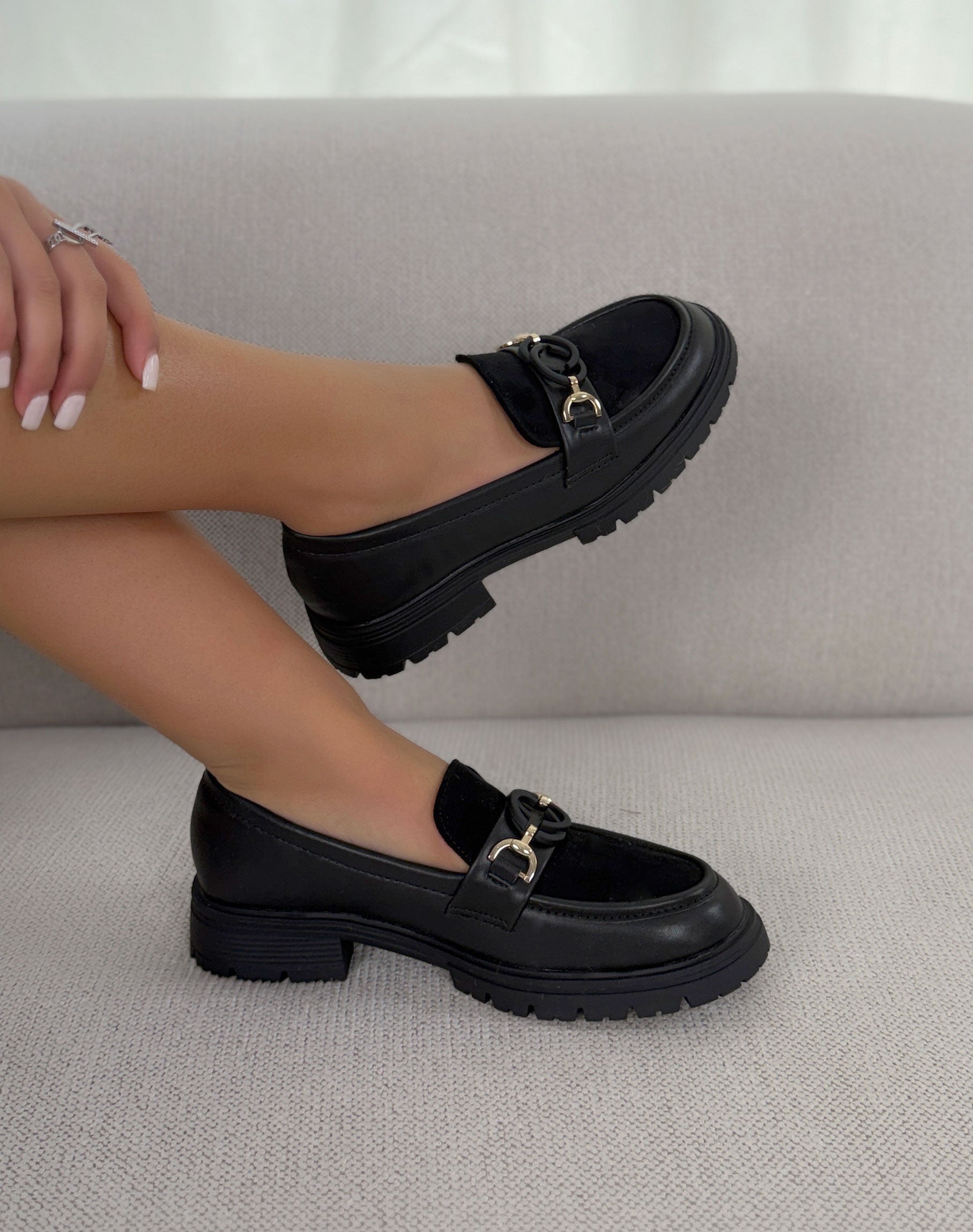 Mocassins femme noirs tendance bi-matière à détail mat et doré