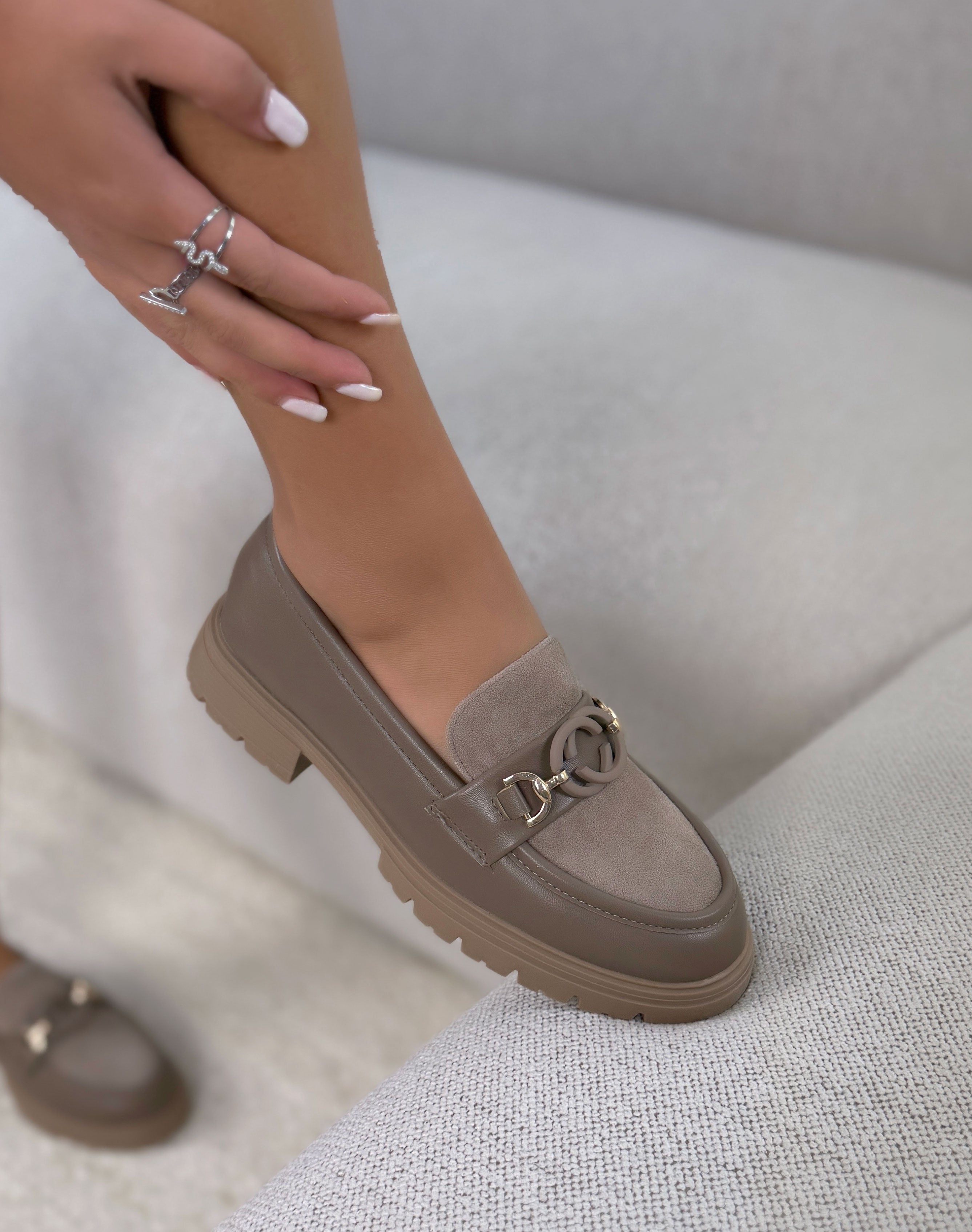 Mocassins femme taupe tendance bi-matière à détail mat et doré