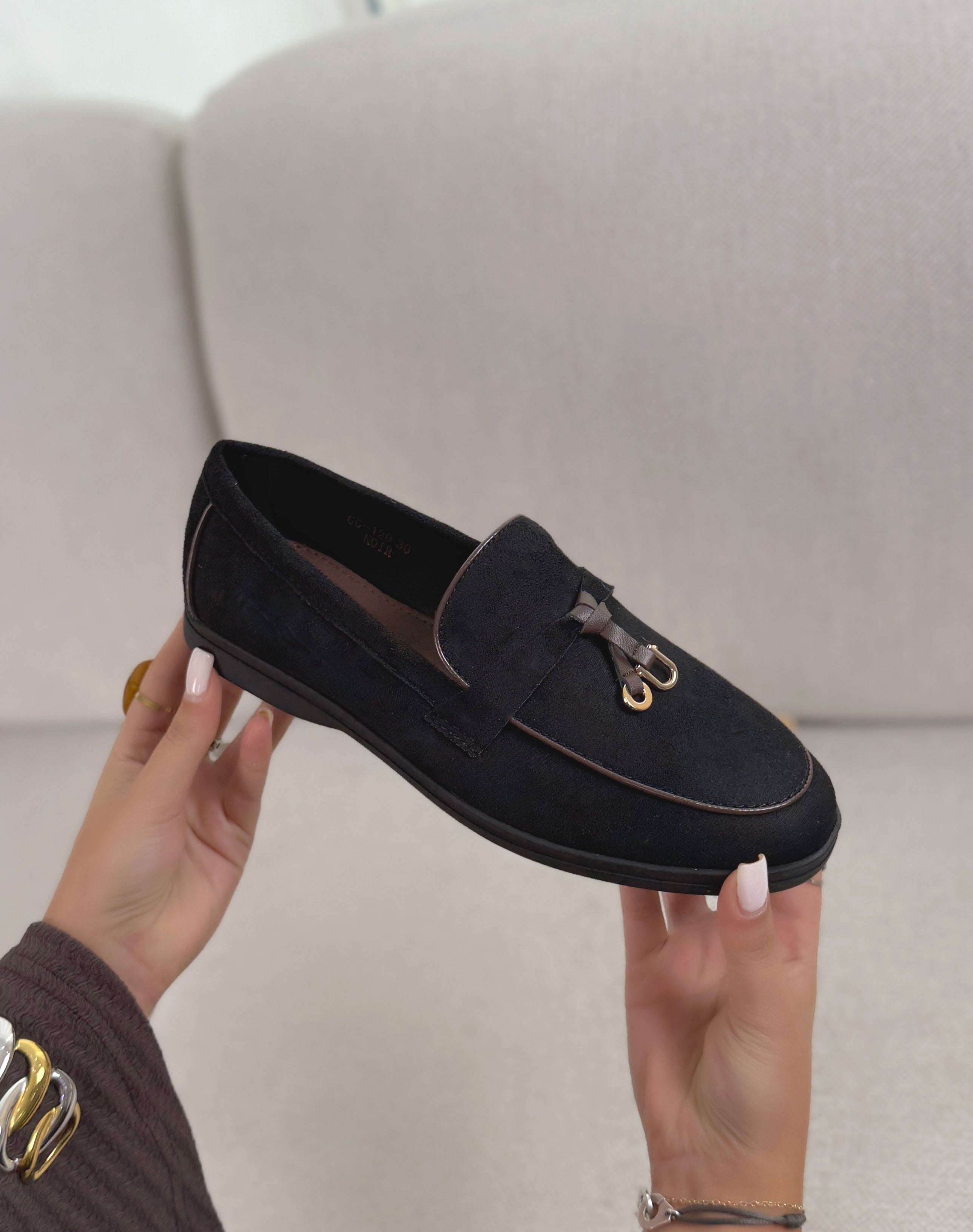 Mocassins femme noirs élégants en suédine avec détail marron et doré