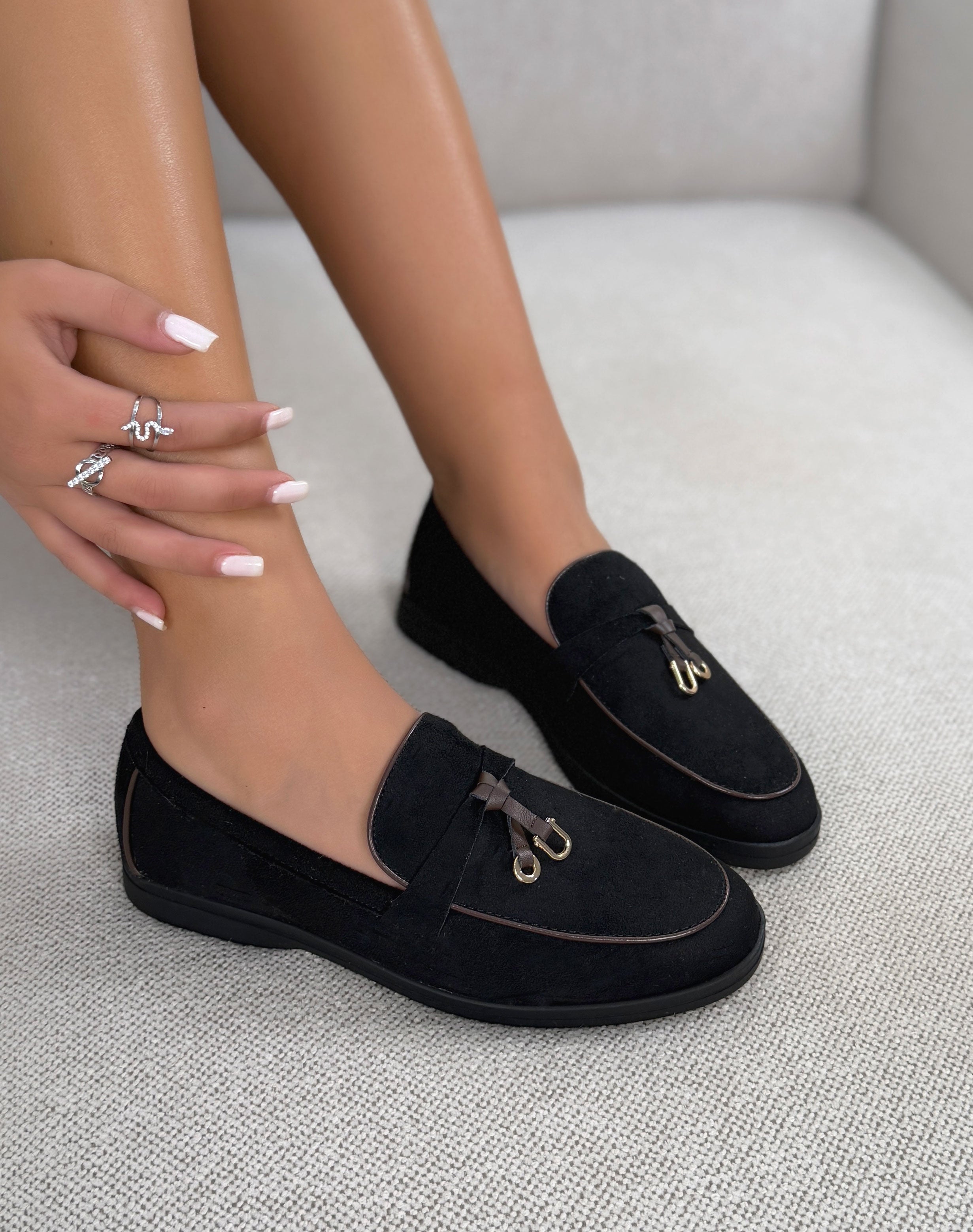 Mocassins femme noirs élégants en suédine avec détail marron et doré