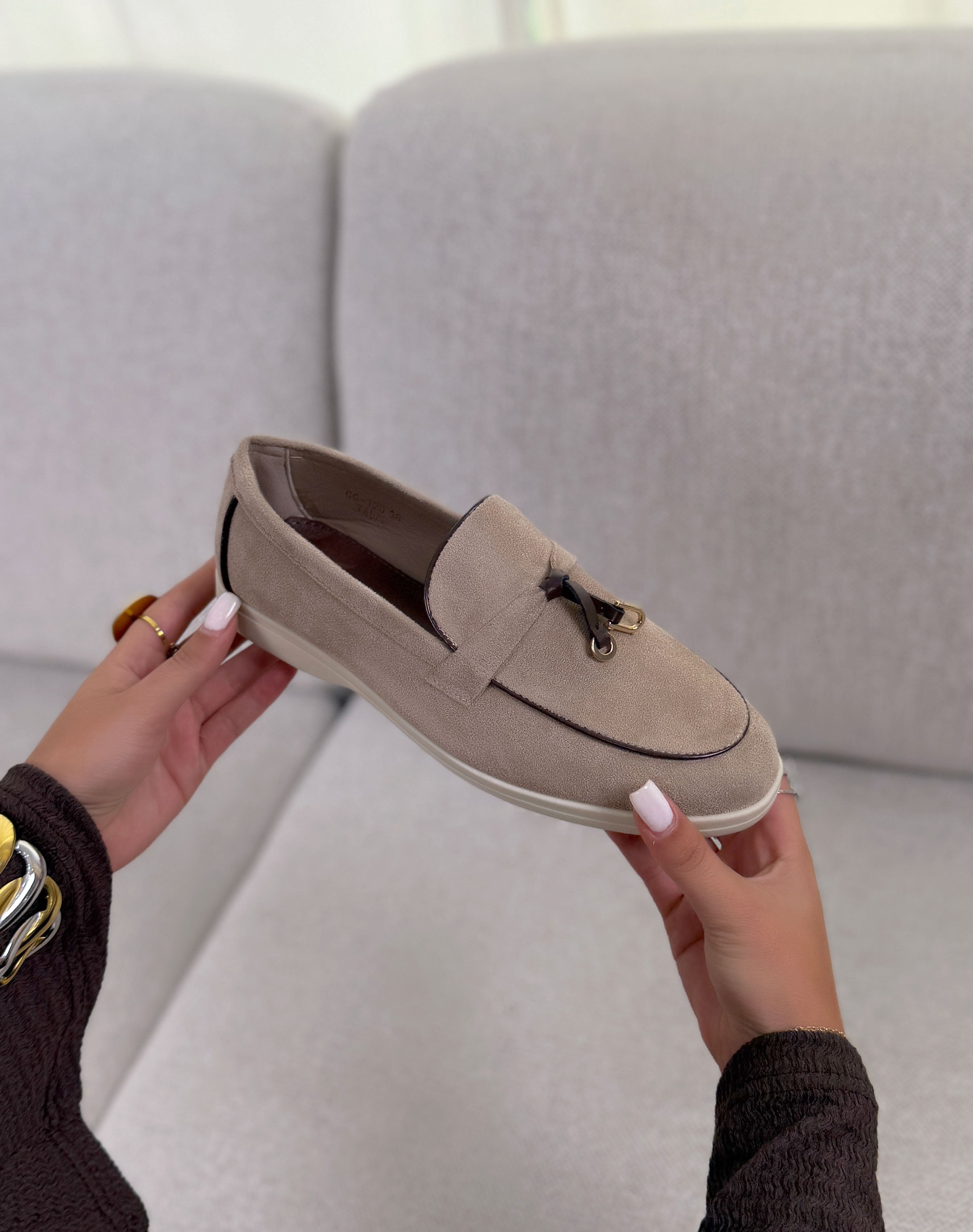 Mocassins femme beige élégants en suédine avec détail marron et doré