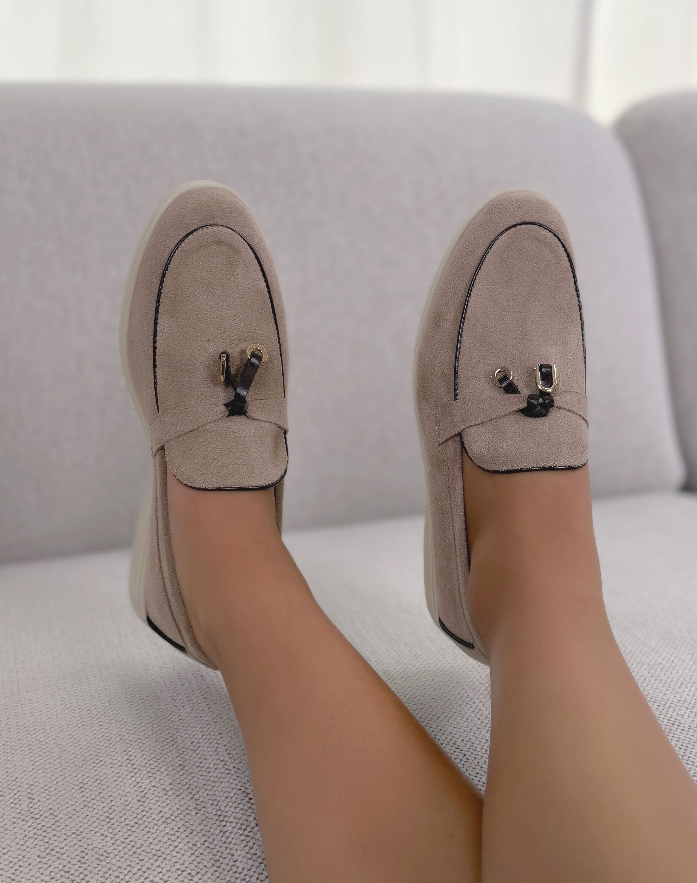 Mocassins femme beige élégants en suédine avec détail marron et doré