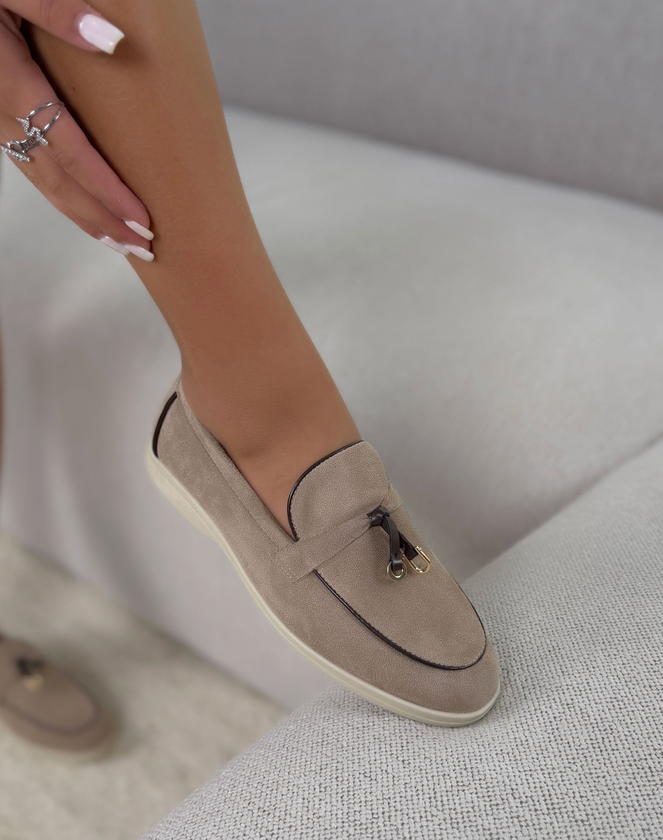 Mocassins femme beige élégants en suédine avec détail marron et doré