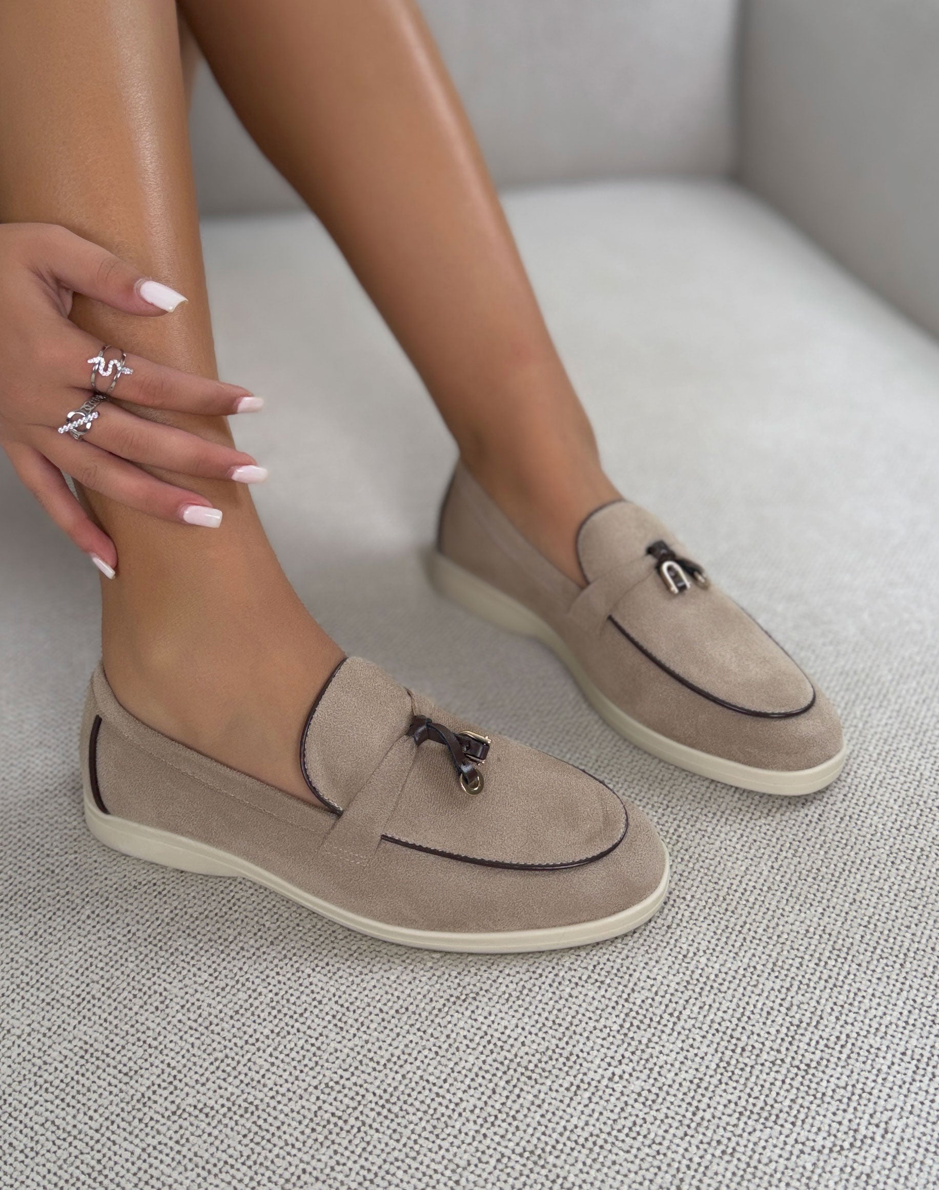 Mocassins femme beige élégants en suédine avec détail marron et doré