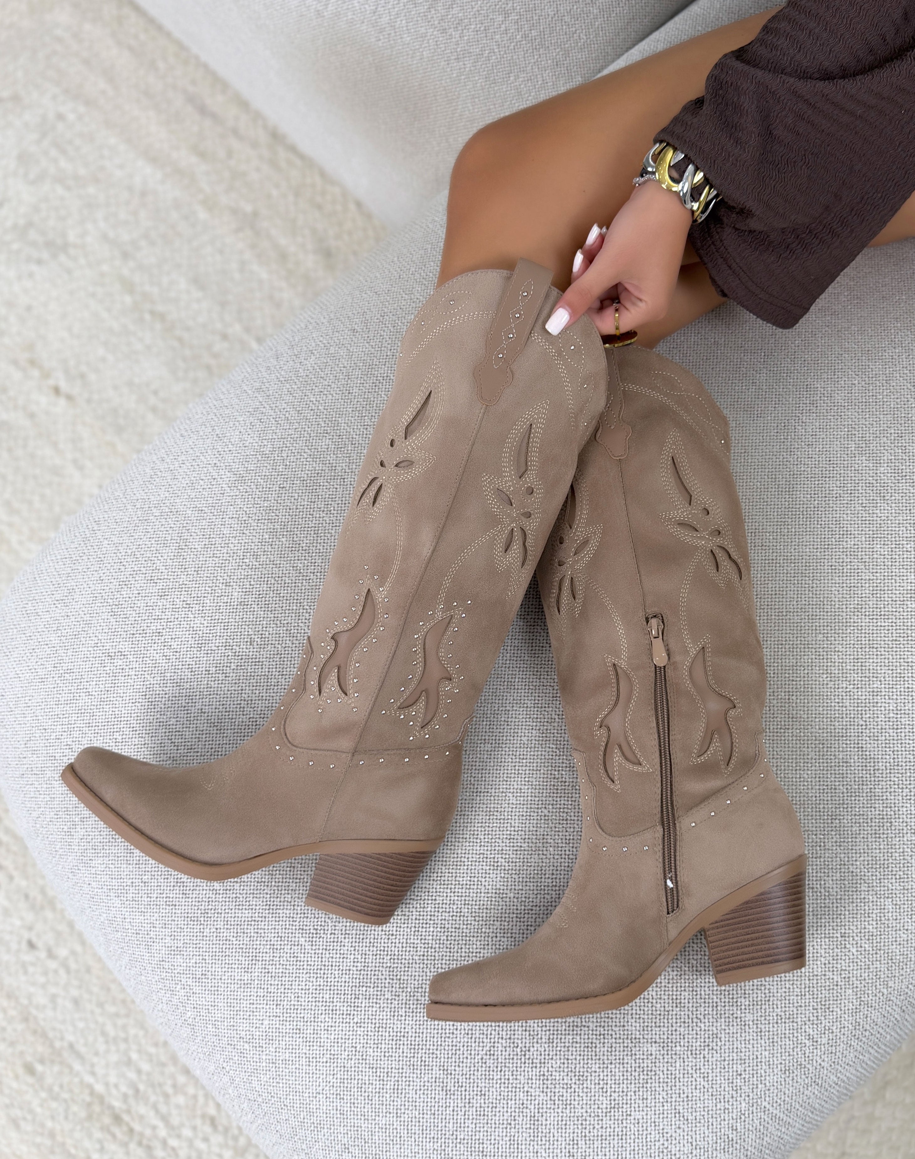 Botte femme beige tendance style santiag à strass argentés et talon épais biseauté