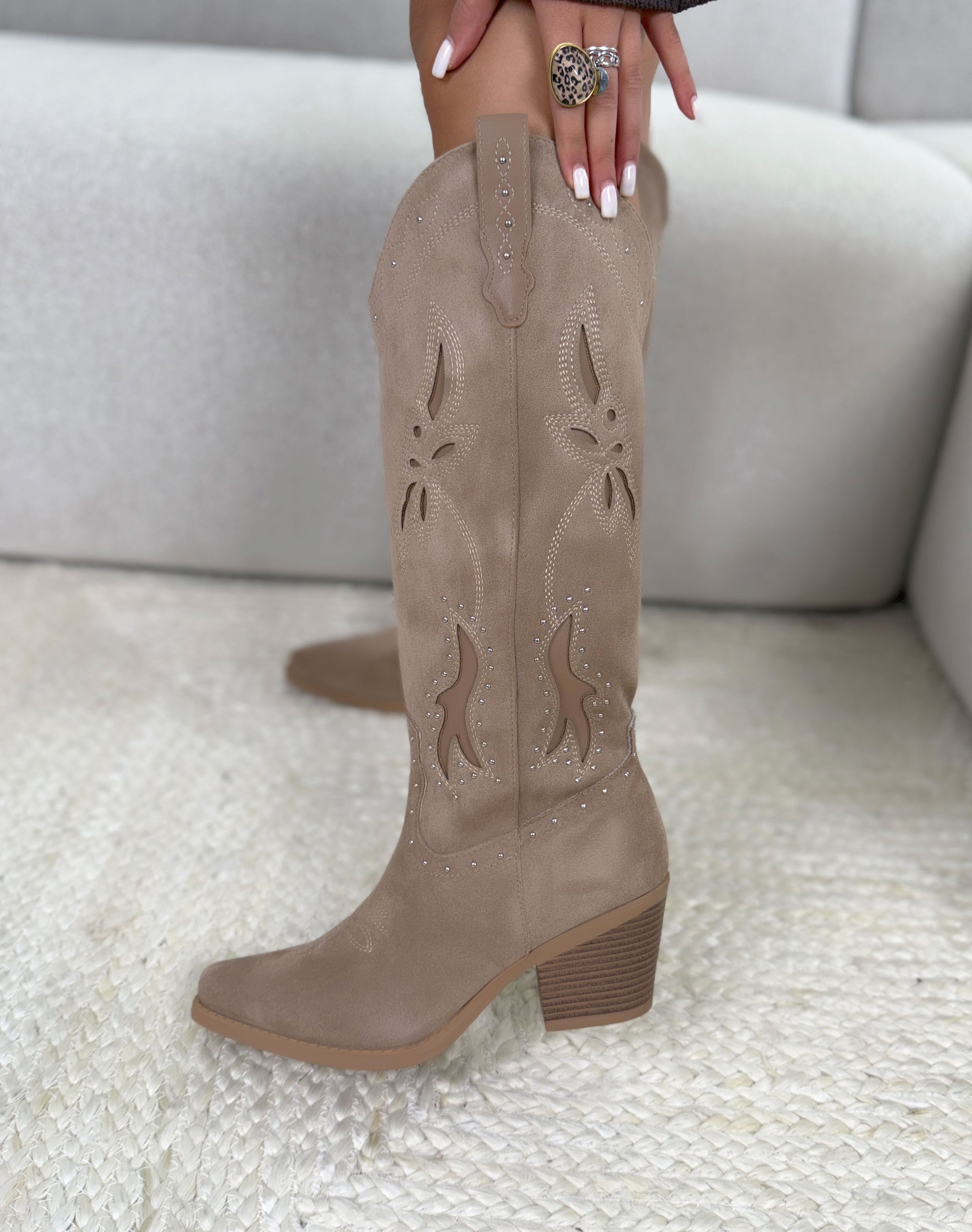 Botte femme beige tendance style santiag à strass argentés et talon épais biseauté