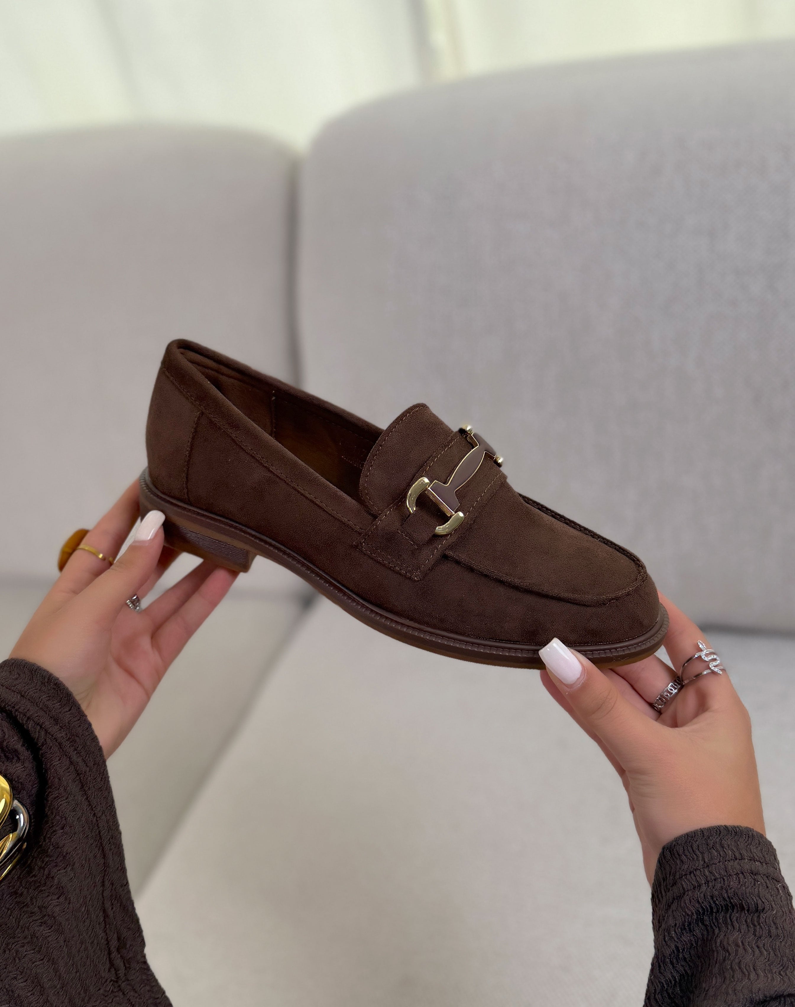Mocassin femme marron en suédine élégant à bijou doré et semelle plate