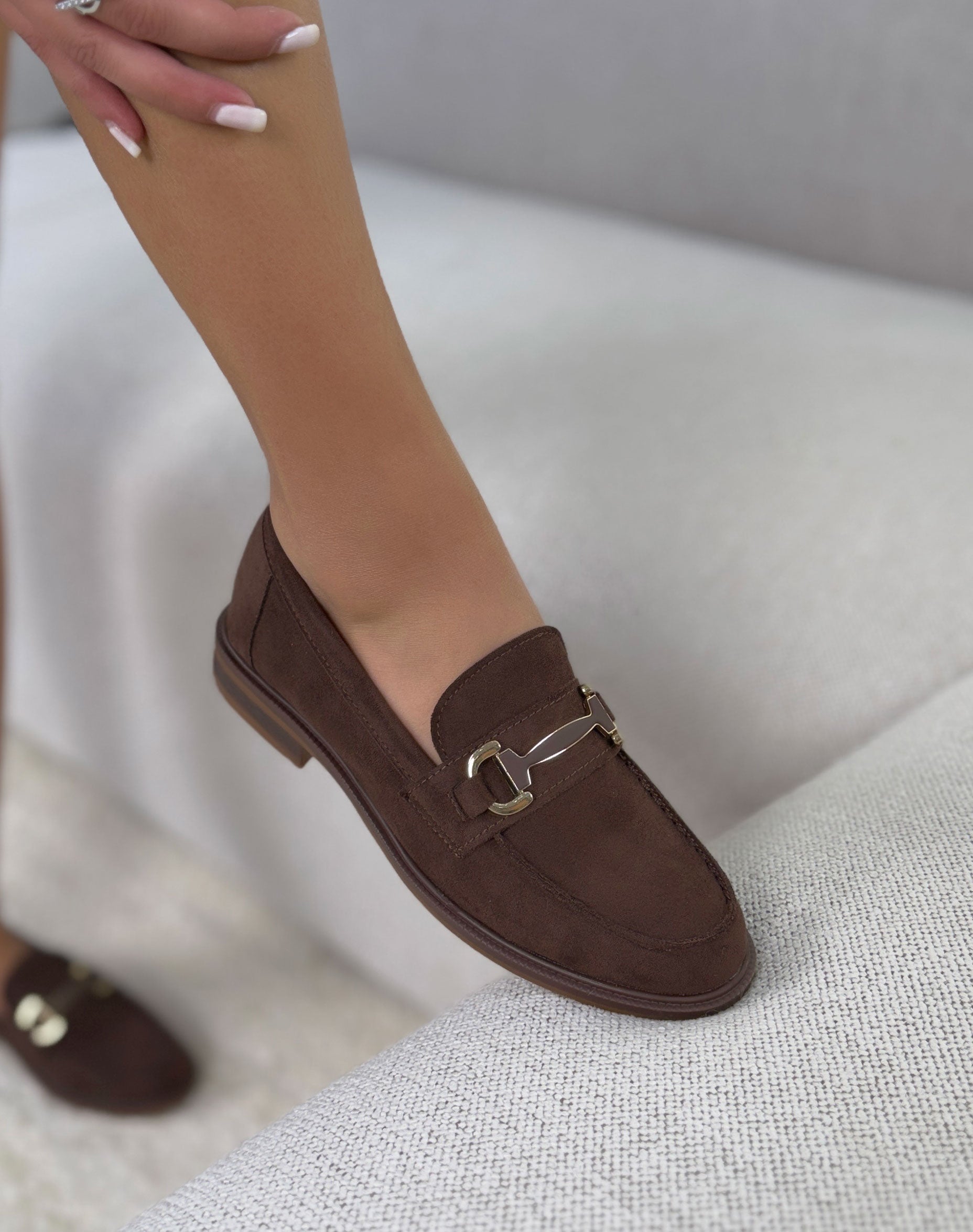 Mocassin femme marron en suédine élégant à bijou doré et semelle plate