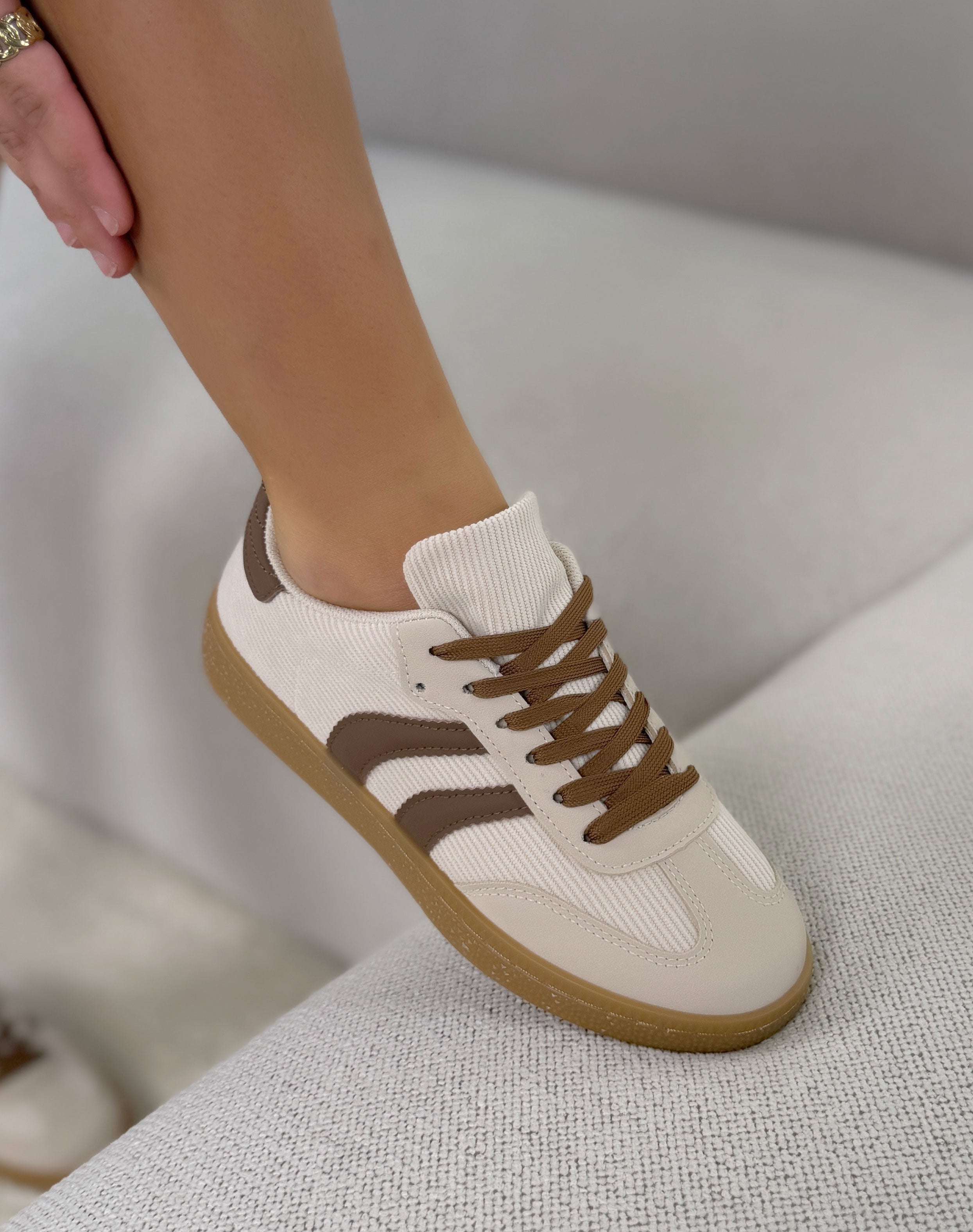 Basket femme beige tendance bi-matière avec rayures marron et semelle plate