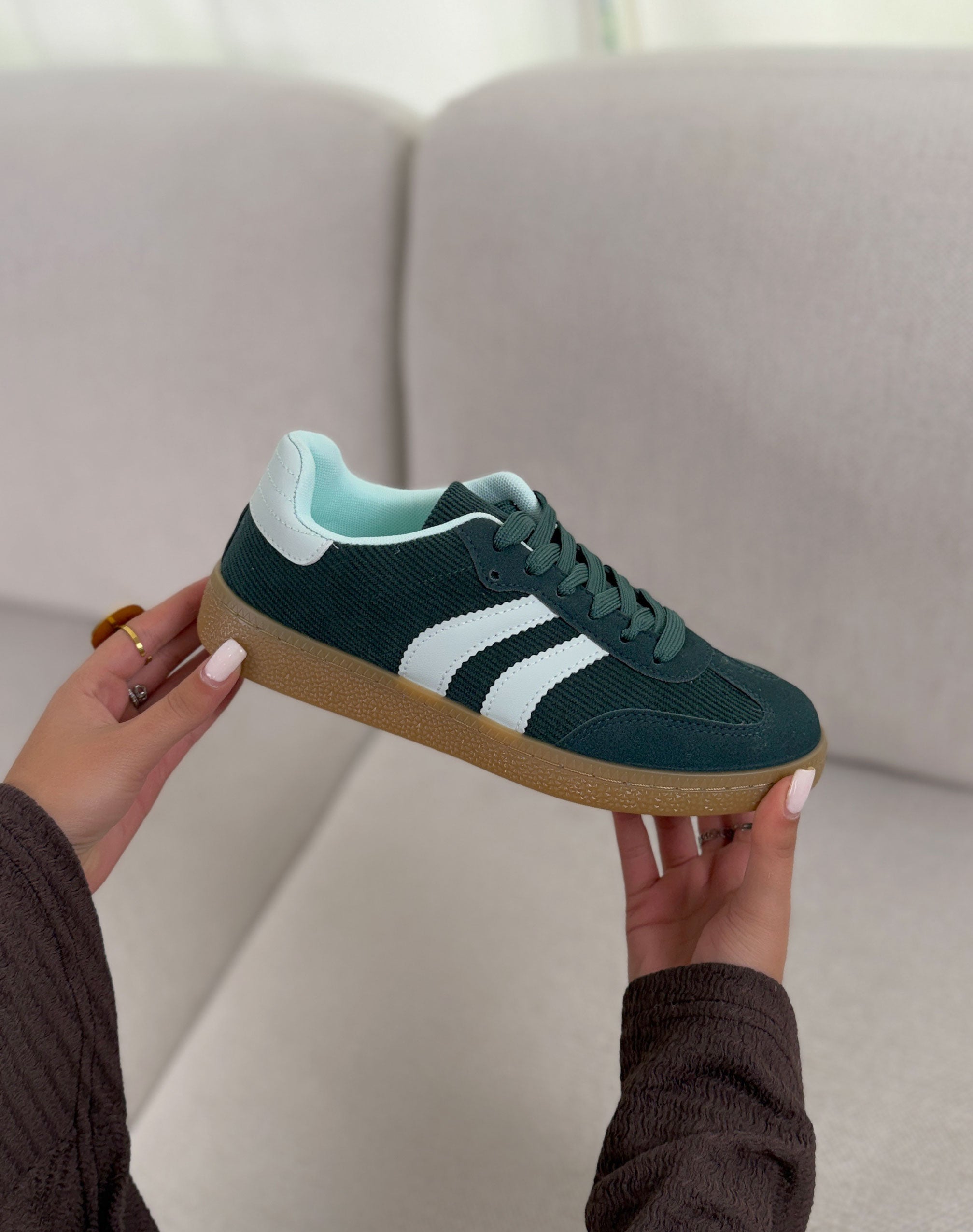 Basket femme verte tendance bi-matière avec rayures turquoise et semelle plate marron
