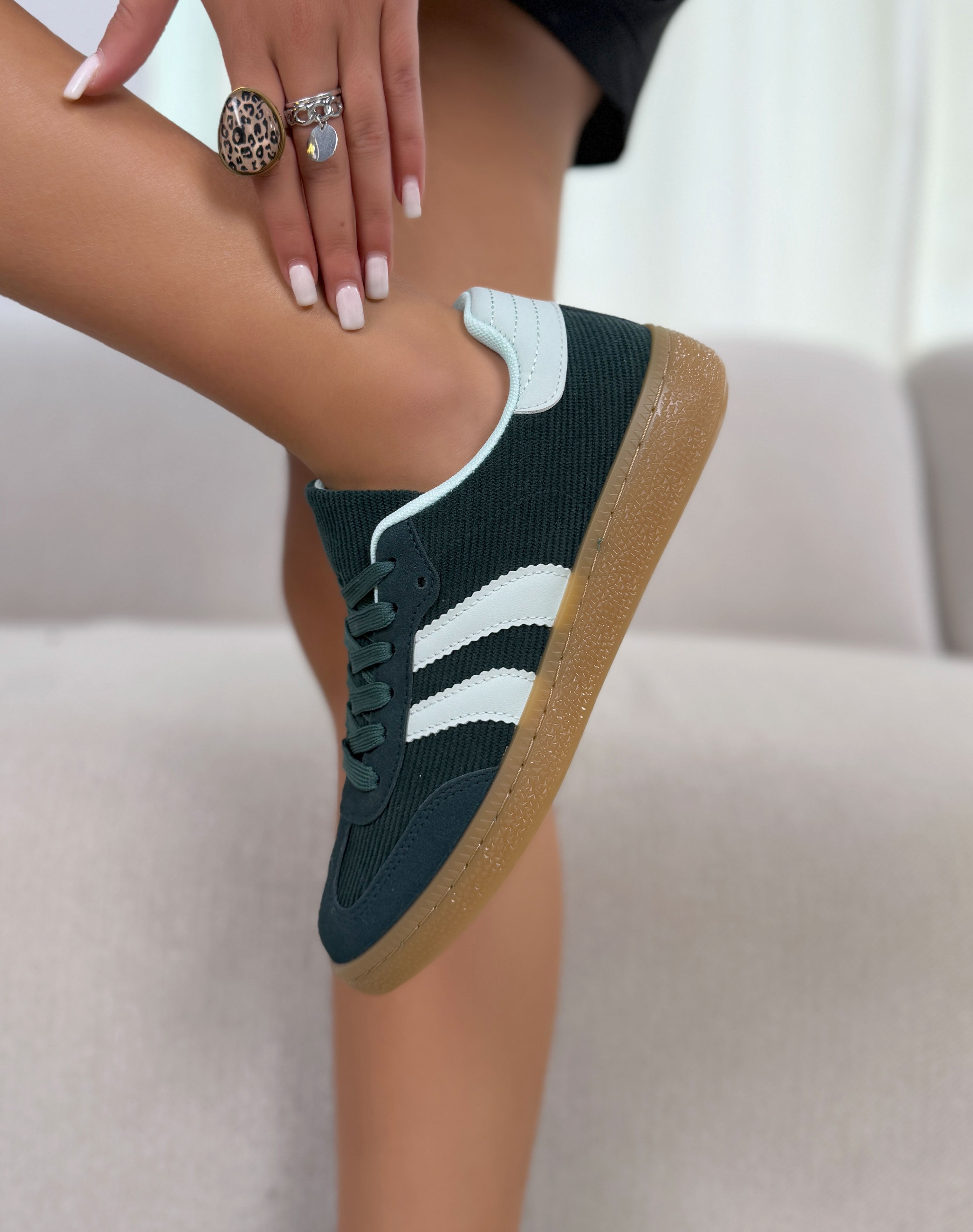 Basket femme verte tendance bi-matière avec rayures turquoise et semelle plate marron