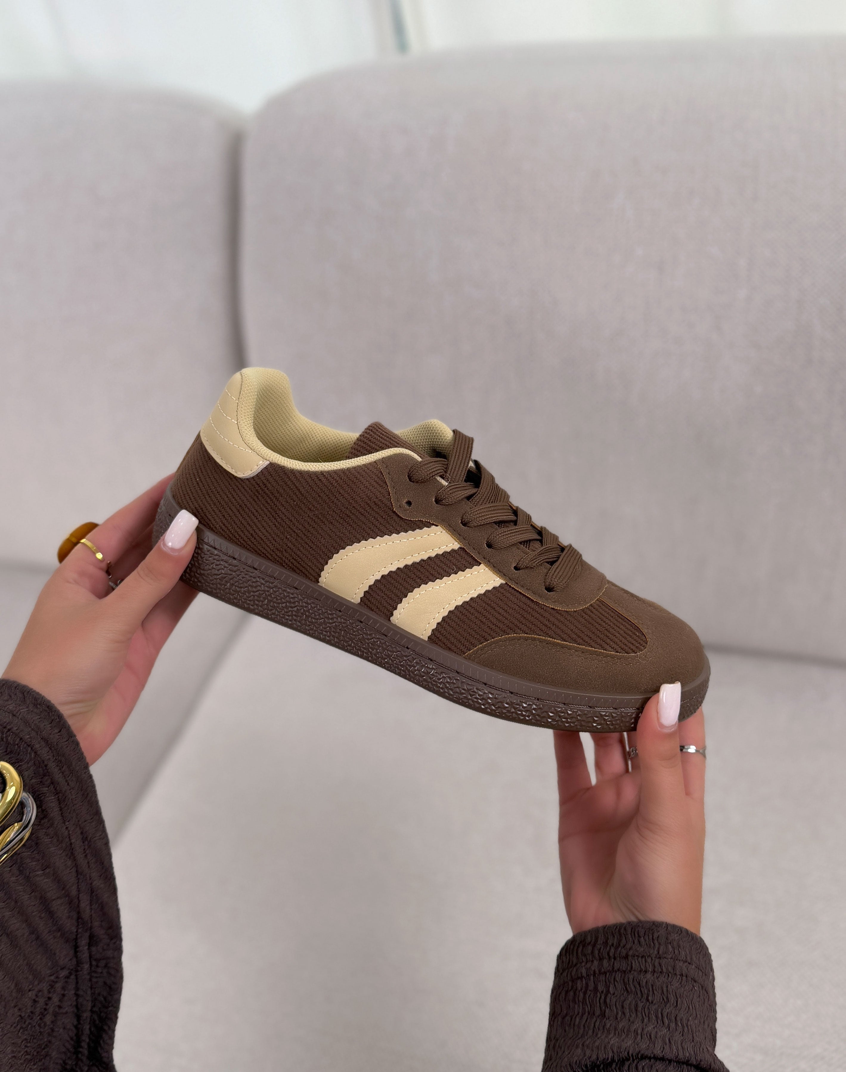 Basket femme marron tendance bi-matière avec rayures beige et semelle plate
