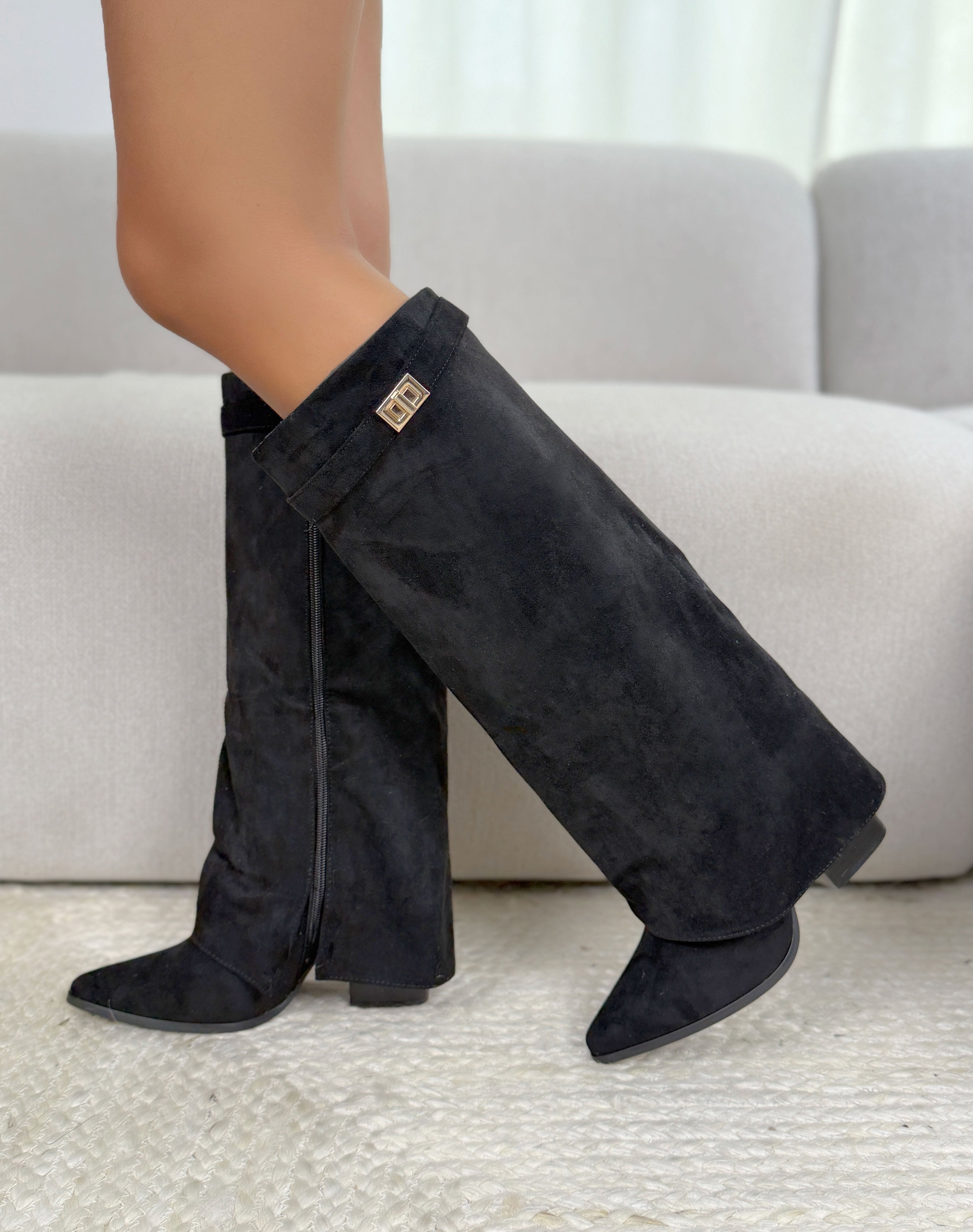 Botte femme noire élégante en suédine à revers avec sangle dorée et talon biseauté