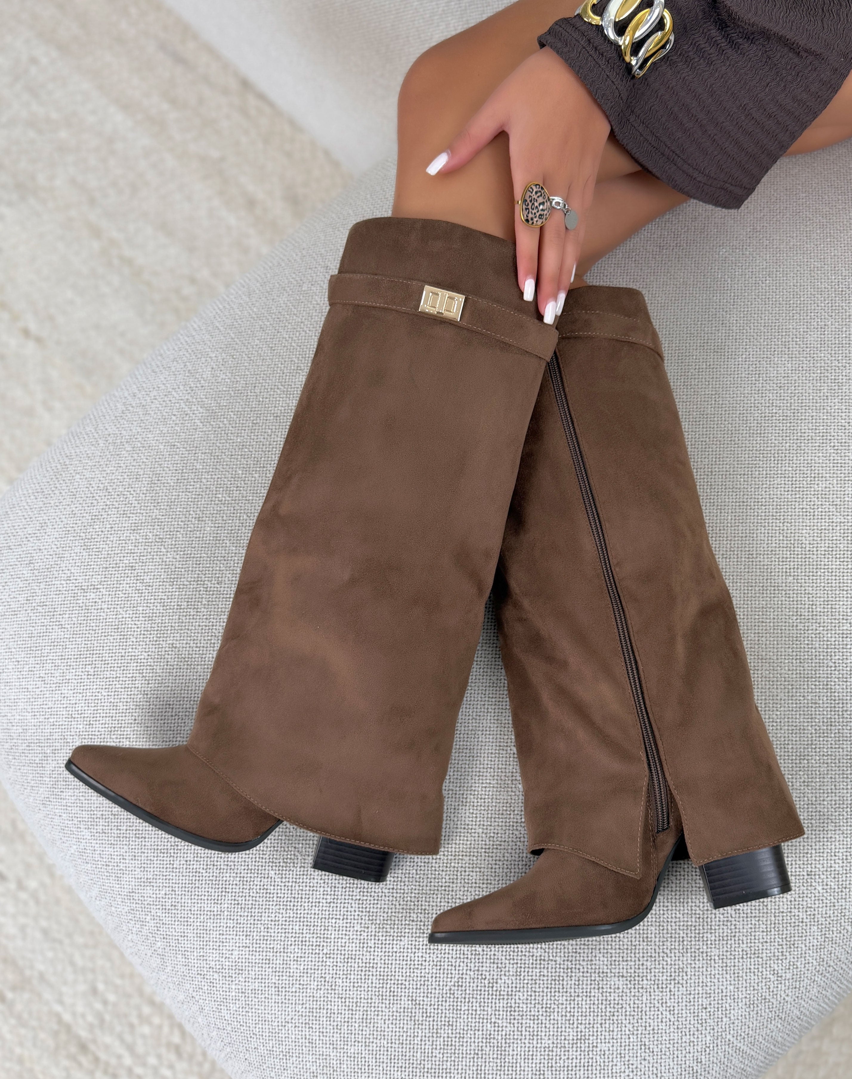 Botte femme marron clair élégante en suédine à revers avec sangle dorée