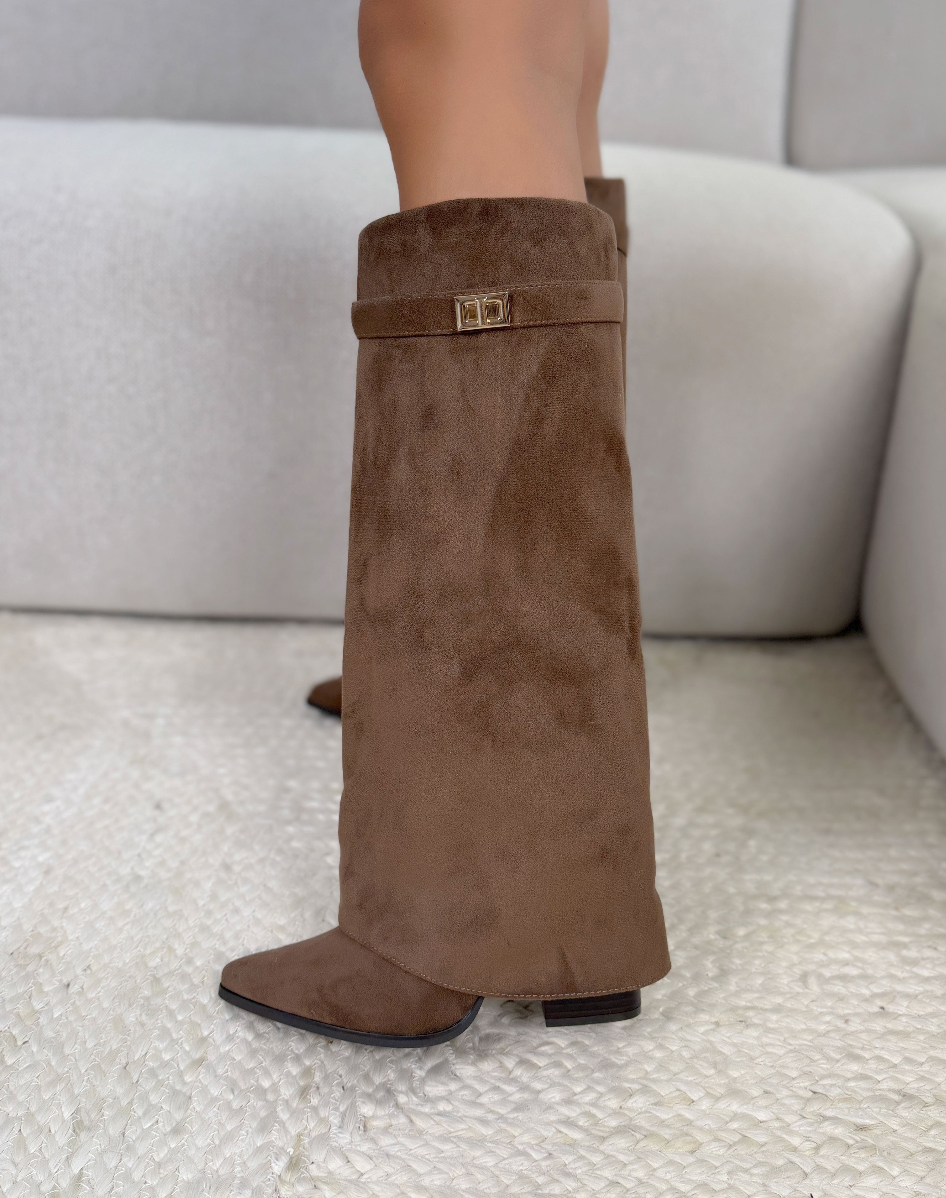 Botte femme marron clair élégante en suédine à revers avec sangle dorée