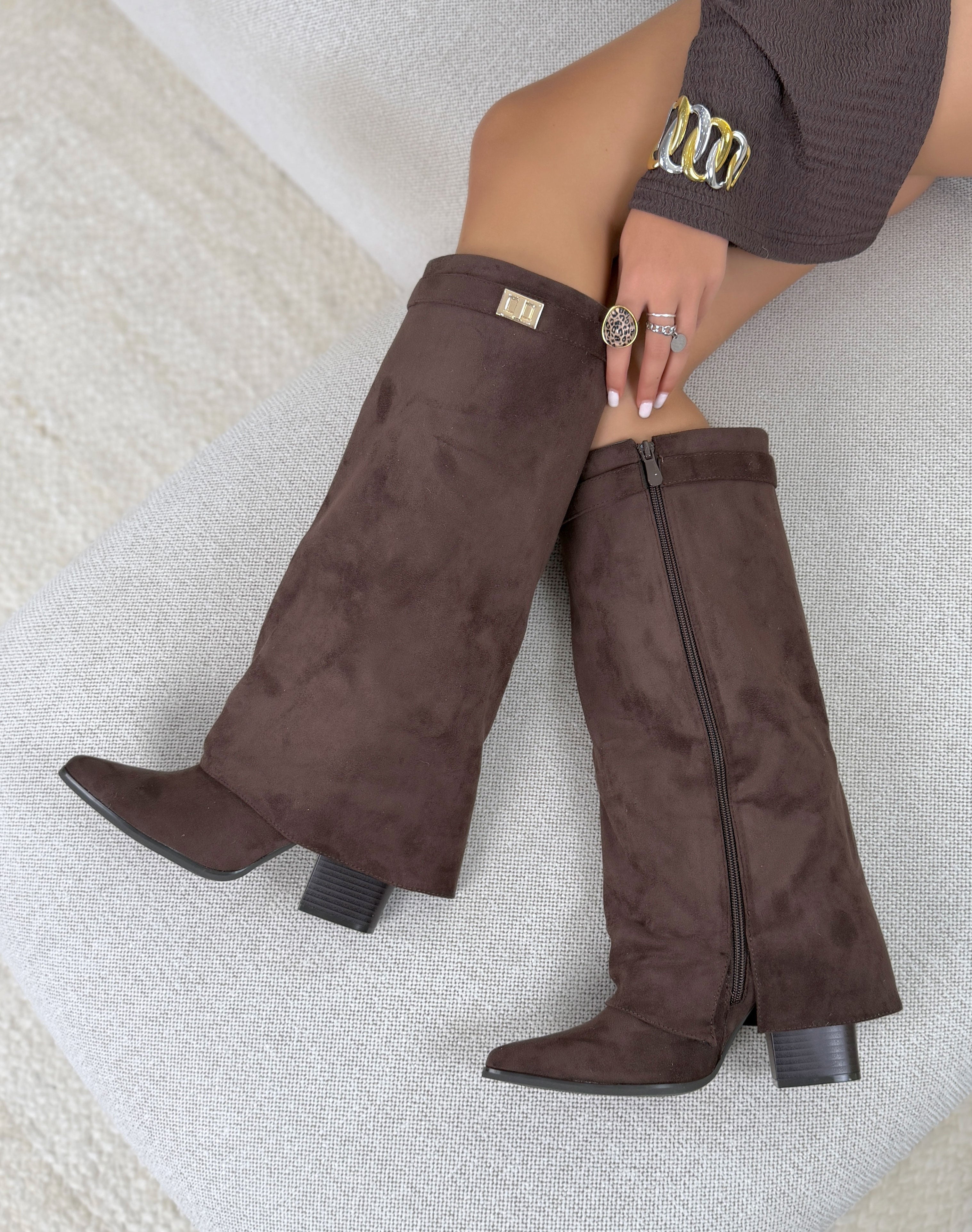 Botte femme marron foncé élégante en suédine à revers avec sangle dorée