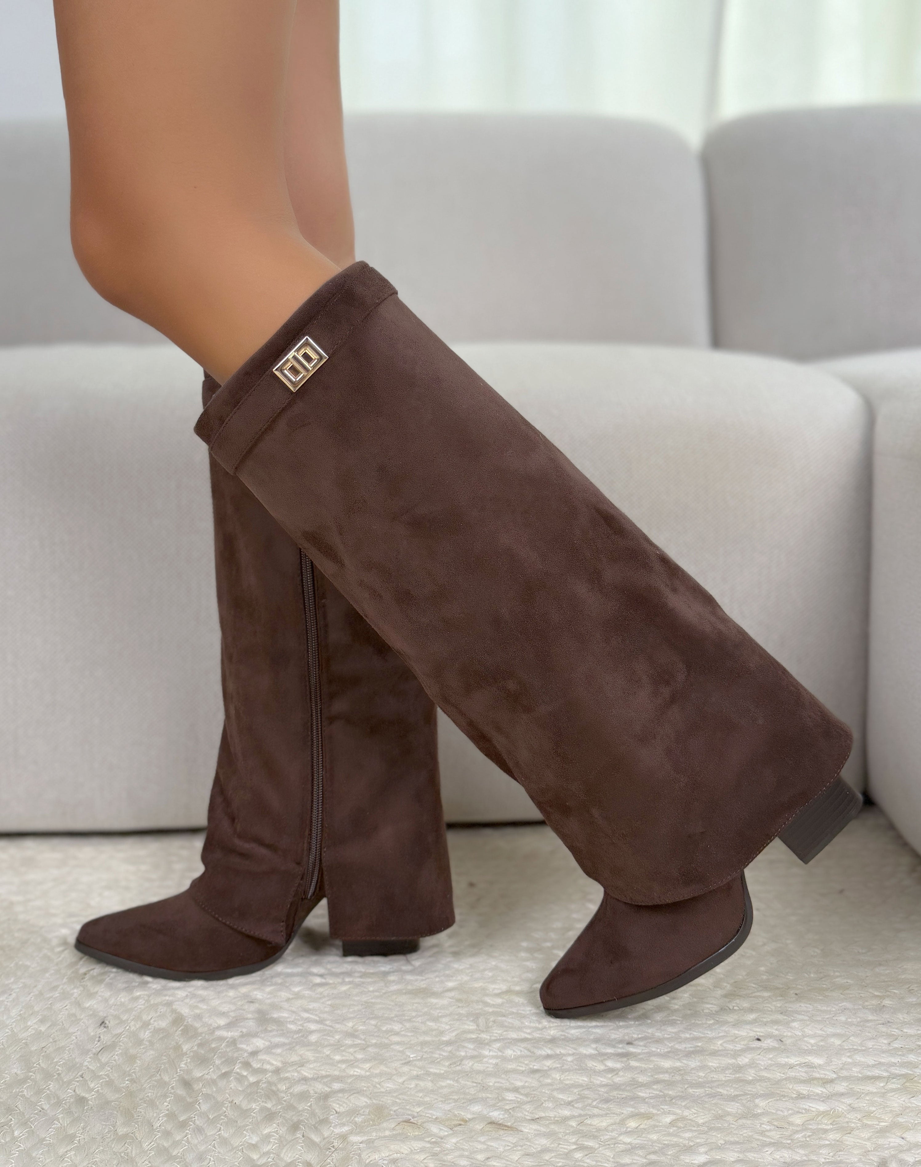 Botte femme marron foncé élégante en suédine à revers avec sangle dorée