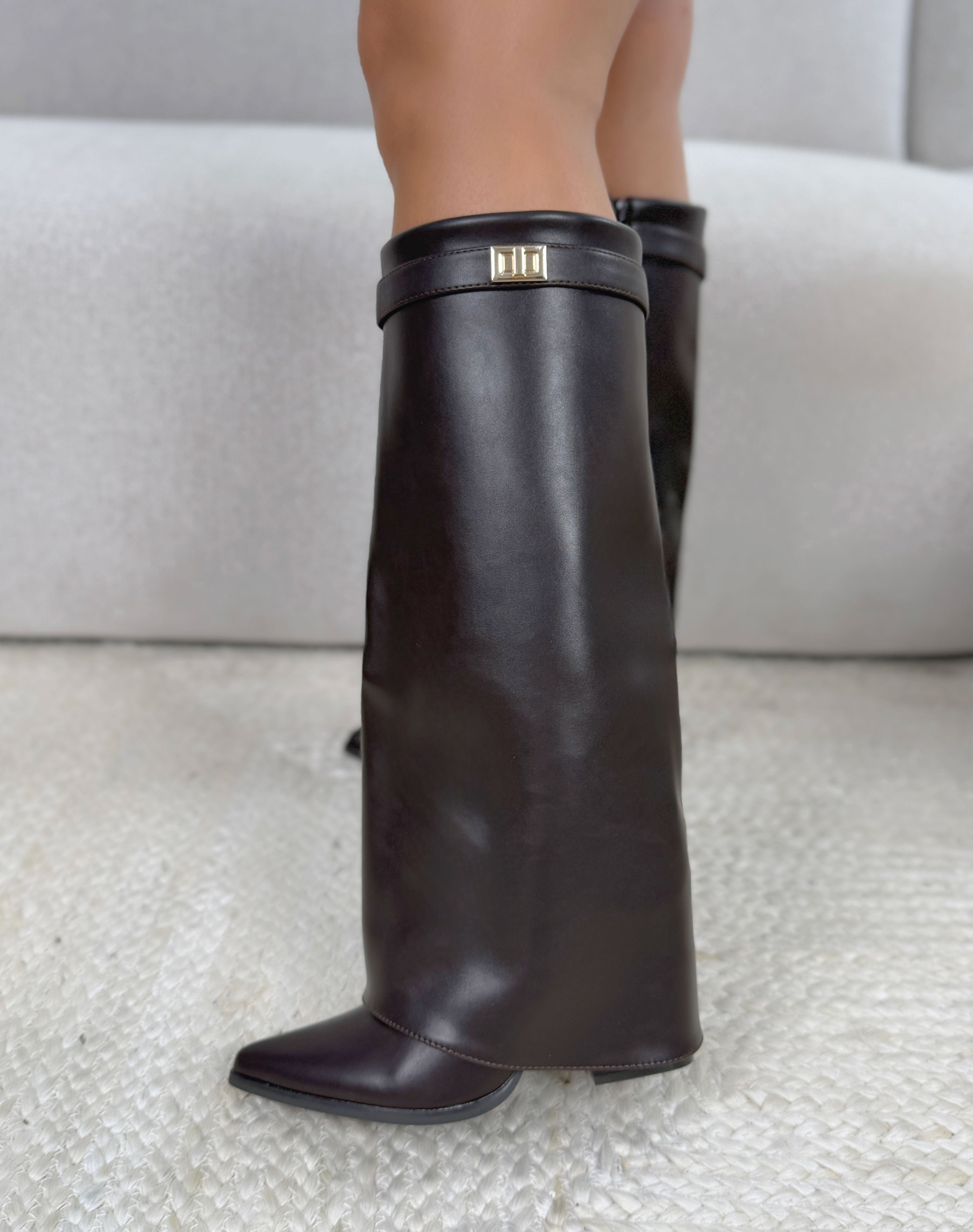Botte femme marron élégante à revers avec sangle dorée et bout pointu