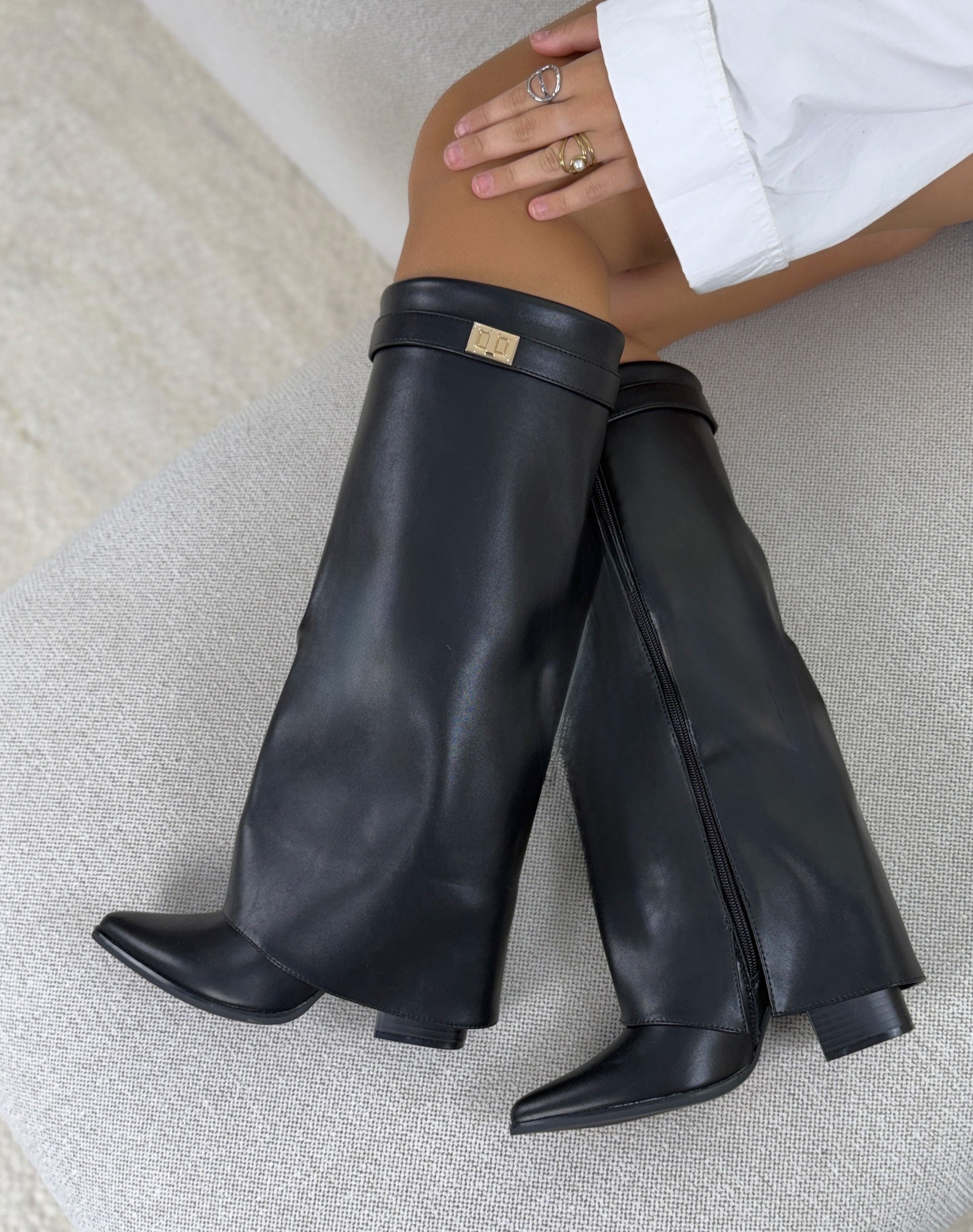 Botte femme noire élégante à revers avec sangle dorée et bout pointu