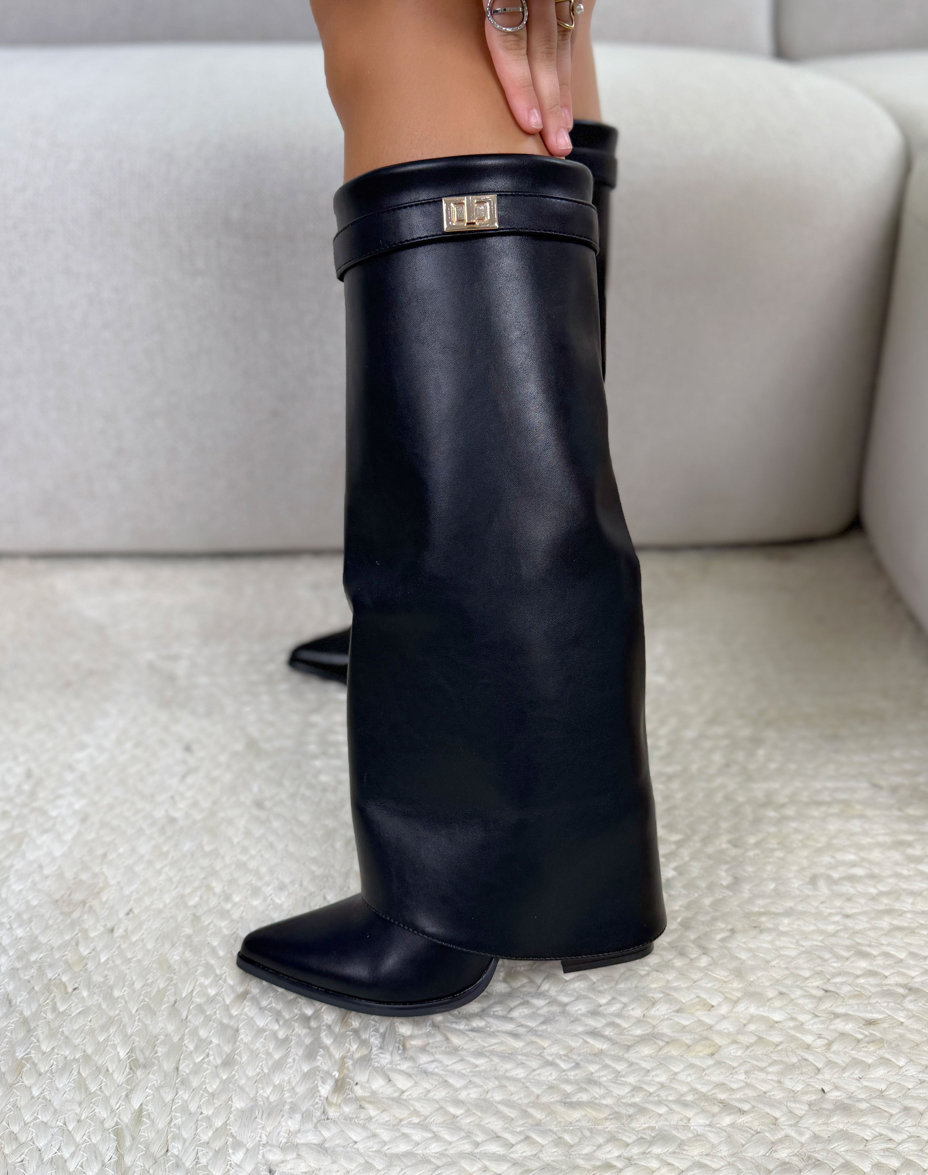 Botte femme noire élégante à revers avec sangle dorée et bout pointu