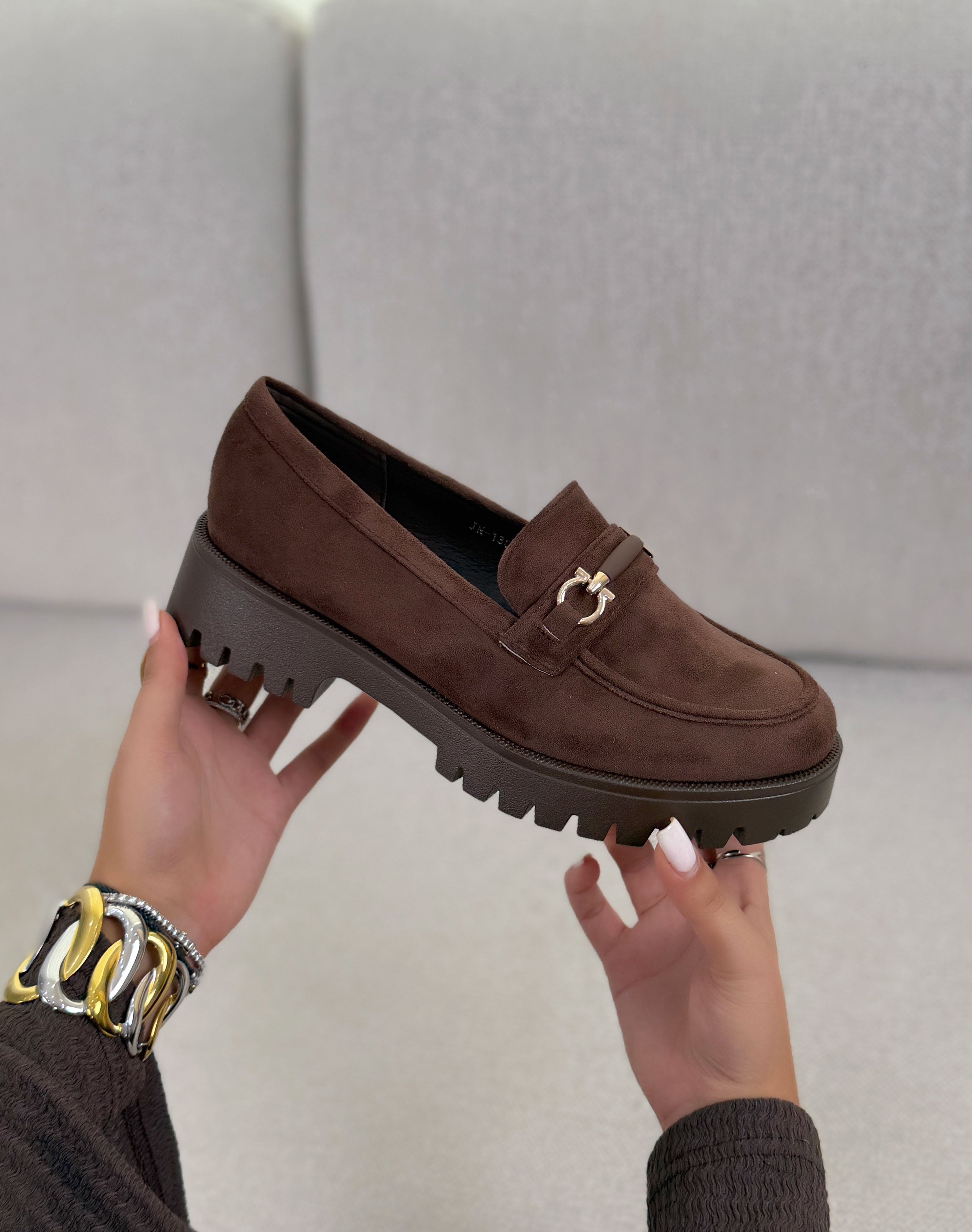 Mocassin femme marron en suédine tendance avec semelle crantée et détail doré