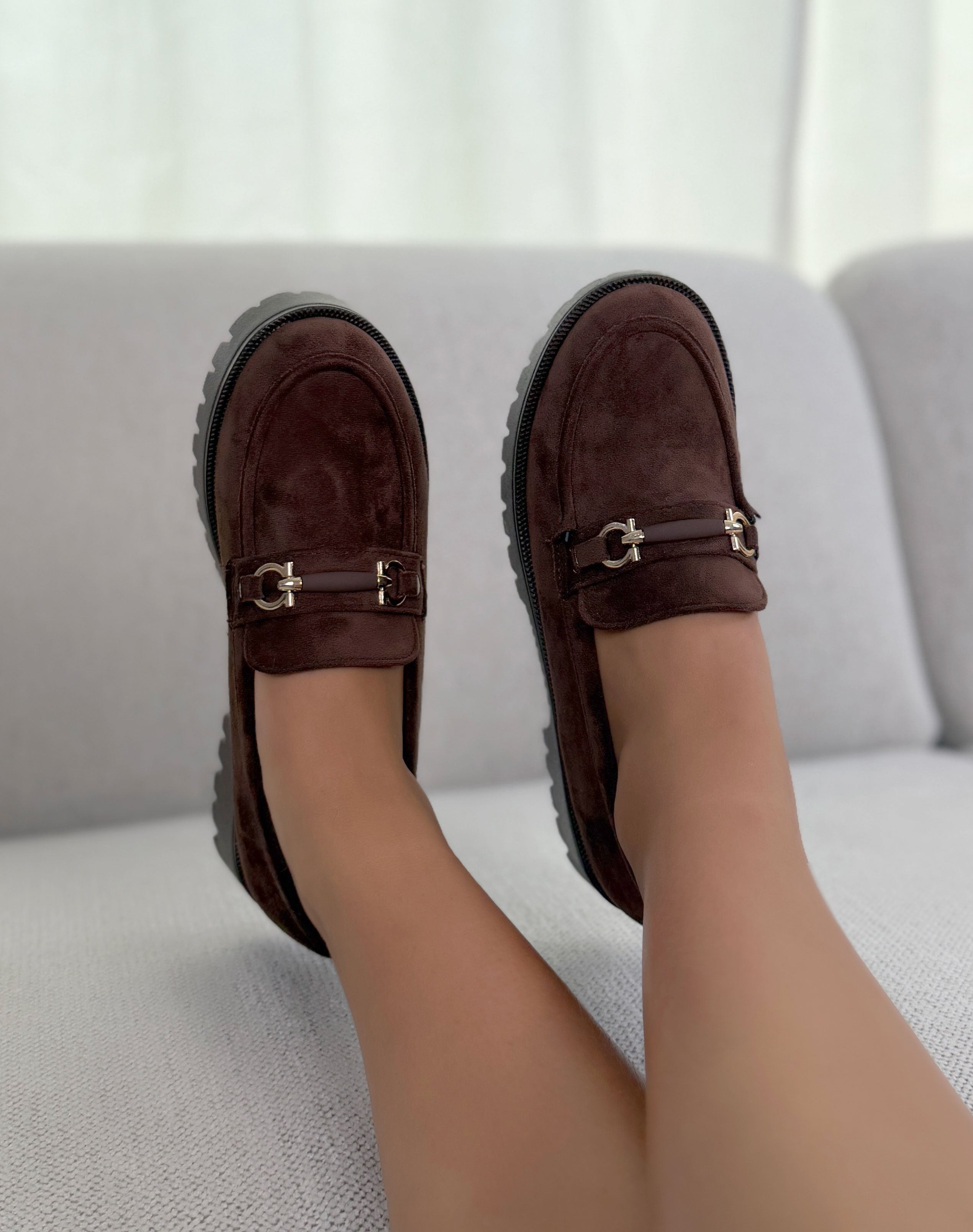 Mocassin femme marron en suédine tendance avec semelle crantée et détail doré
