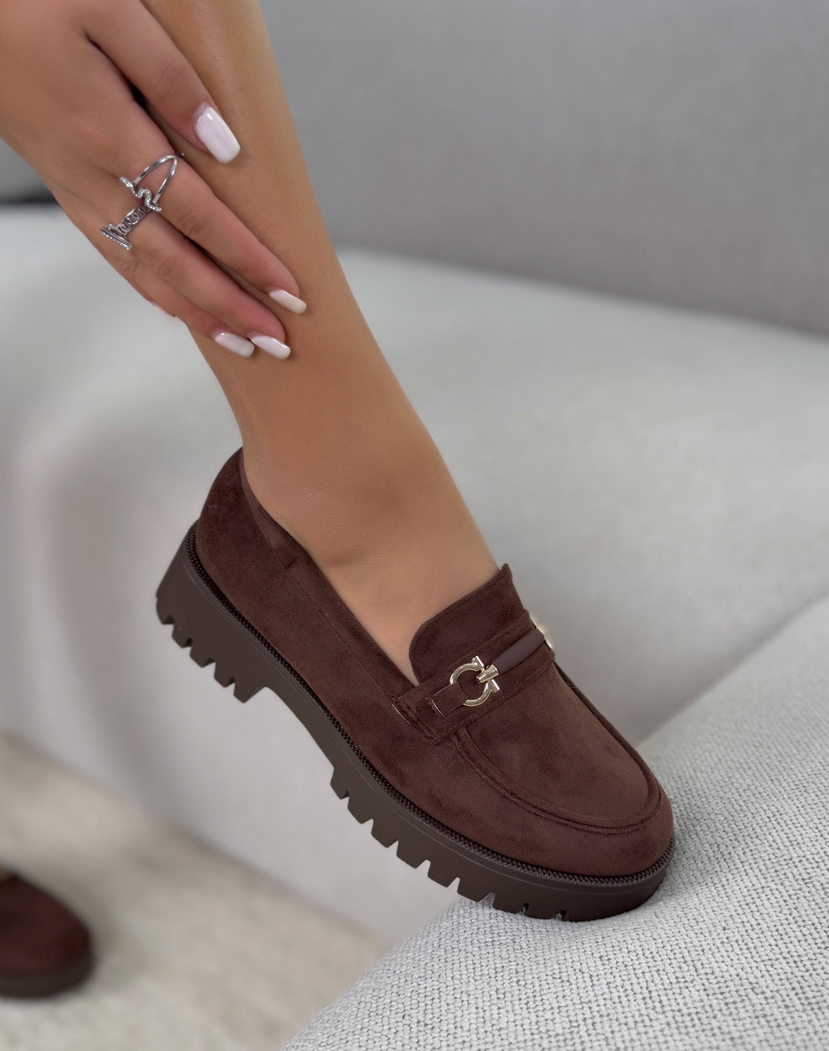 Mocassin femme marron en suédine tendance avec semelle crantée et détail doré