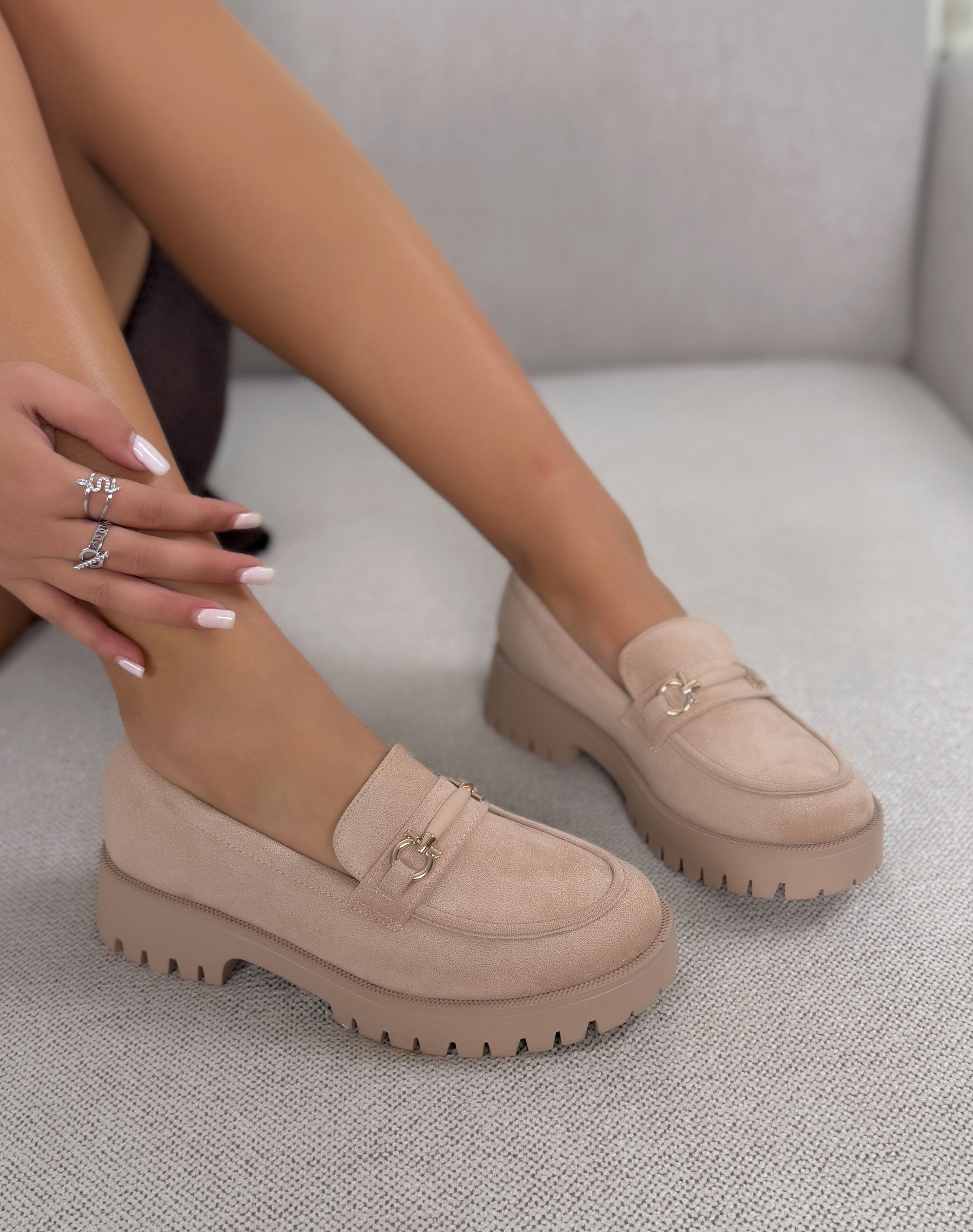 Mocassin femme beige en suédine tendance avec semelle crantée et détail doré