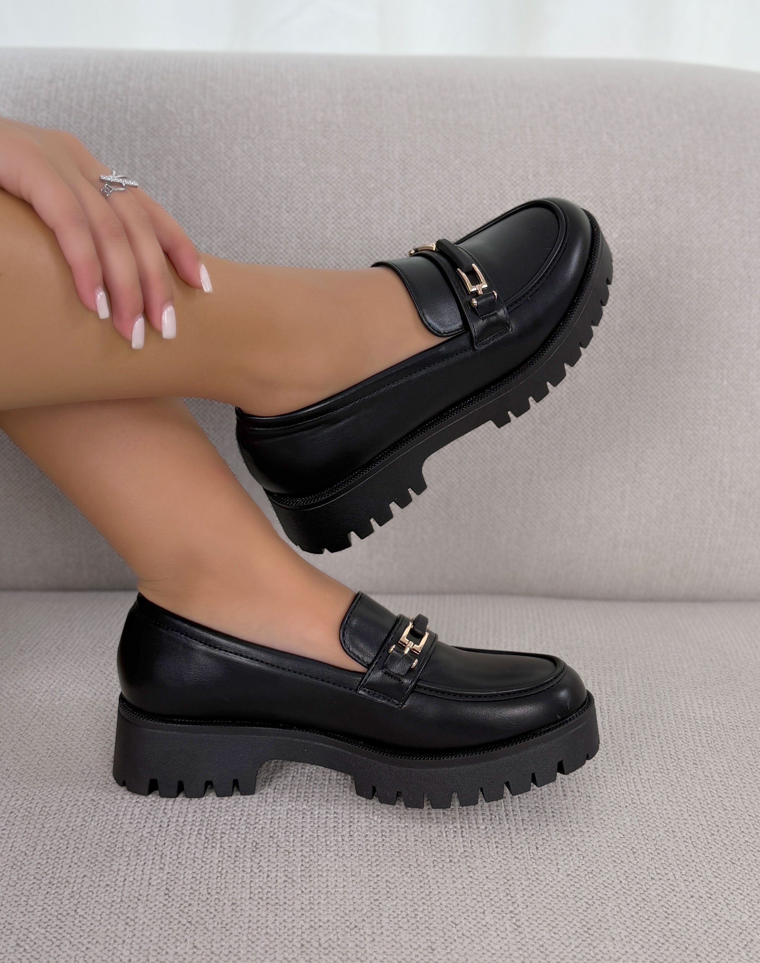 Mocassin femme noir élégant à détail doré avec semelle crantée tendance