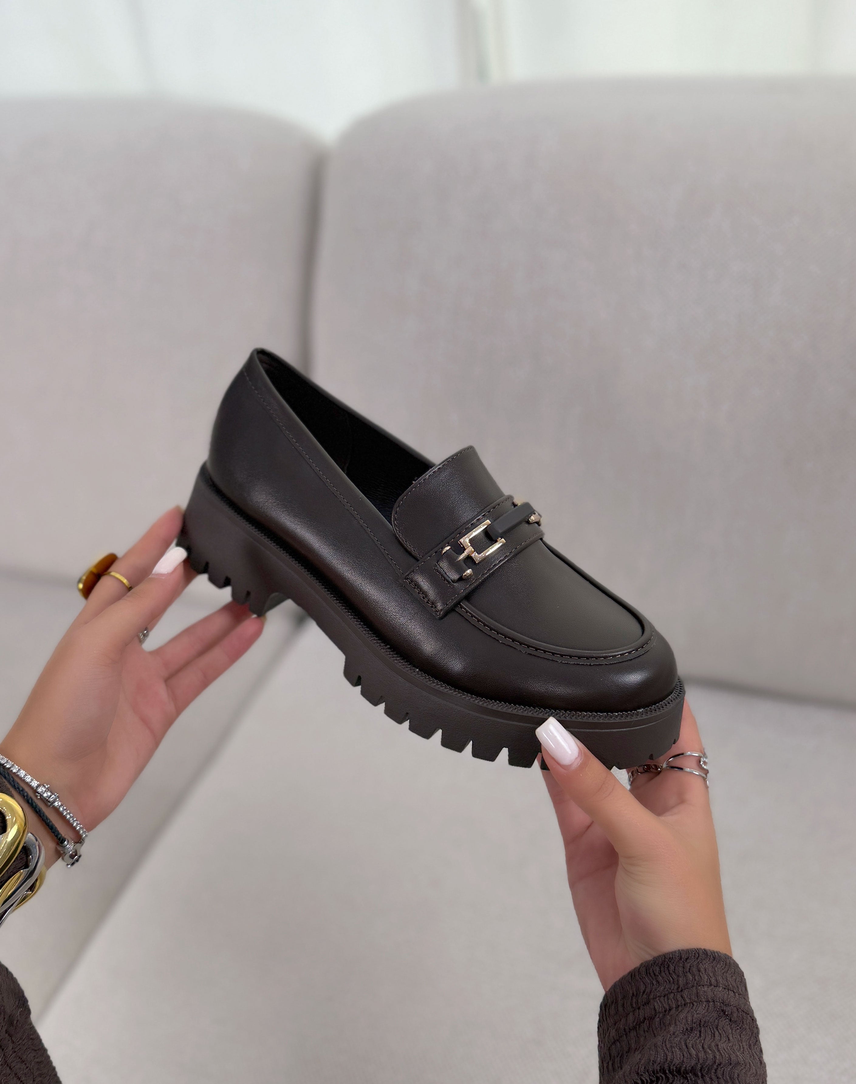 Mocassin femme marron élégant à détail doré avec semelle crantée tendance
