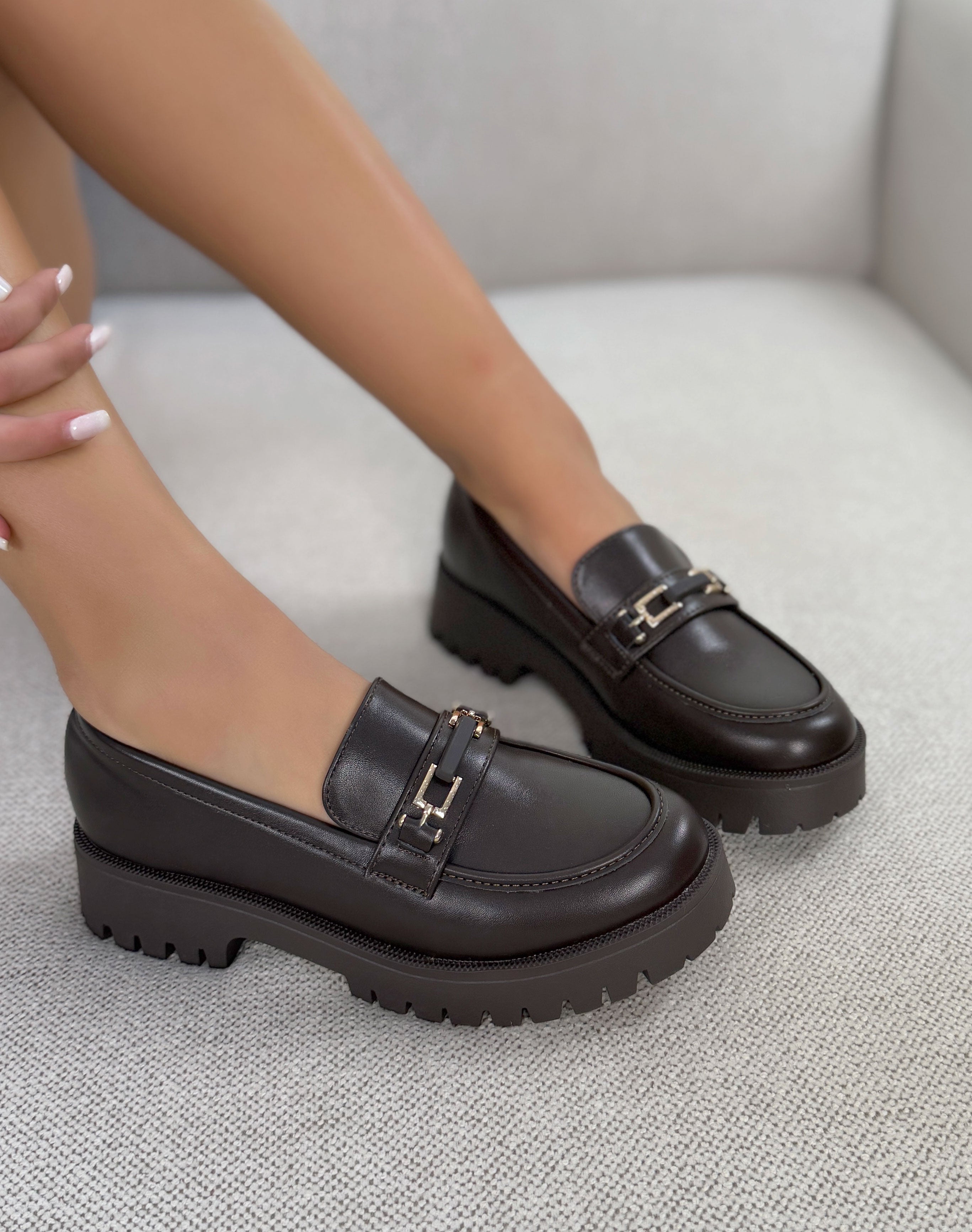 Mocassin femme marron élégant à détail doré avec semelle crantée tendance