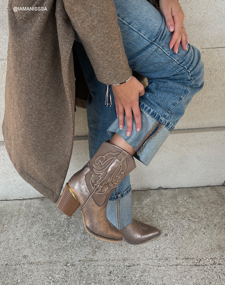 Bottines taupe style santiags à empiècements irisés