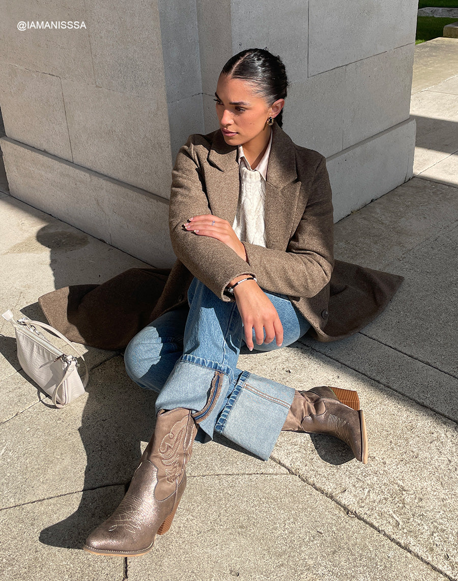 Bottines taupe style santiags à empiècements irisés