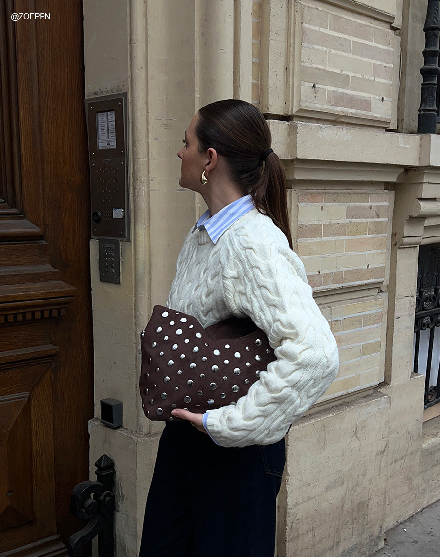 Sac besace femme marron en suédine avec clous argentés et double bandoulière