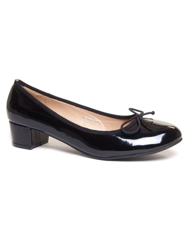 Ballerine noire à talon vernis avec lacette