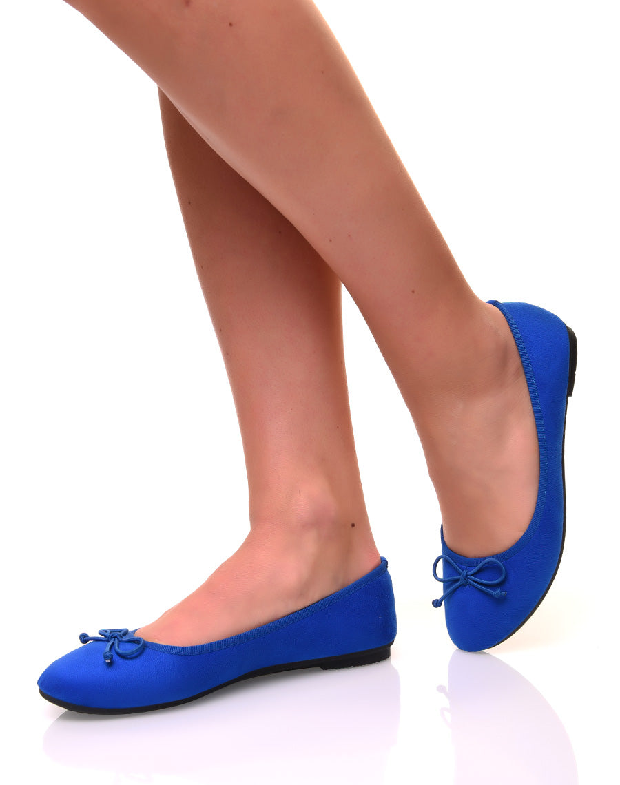 Ballerines bleues claires en suédine à petits noeuds