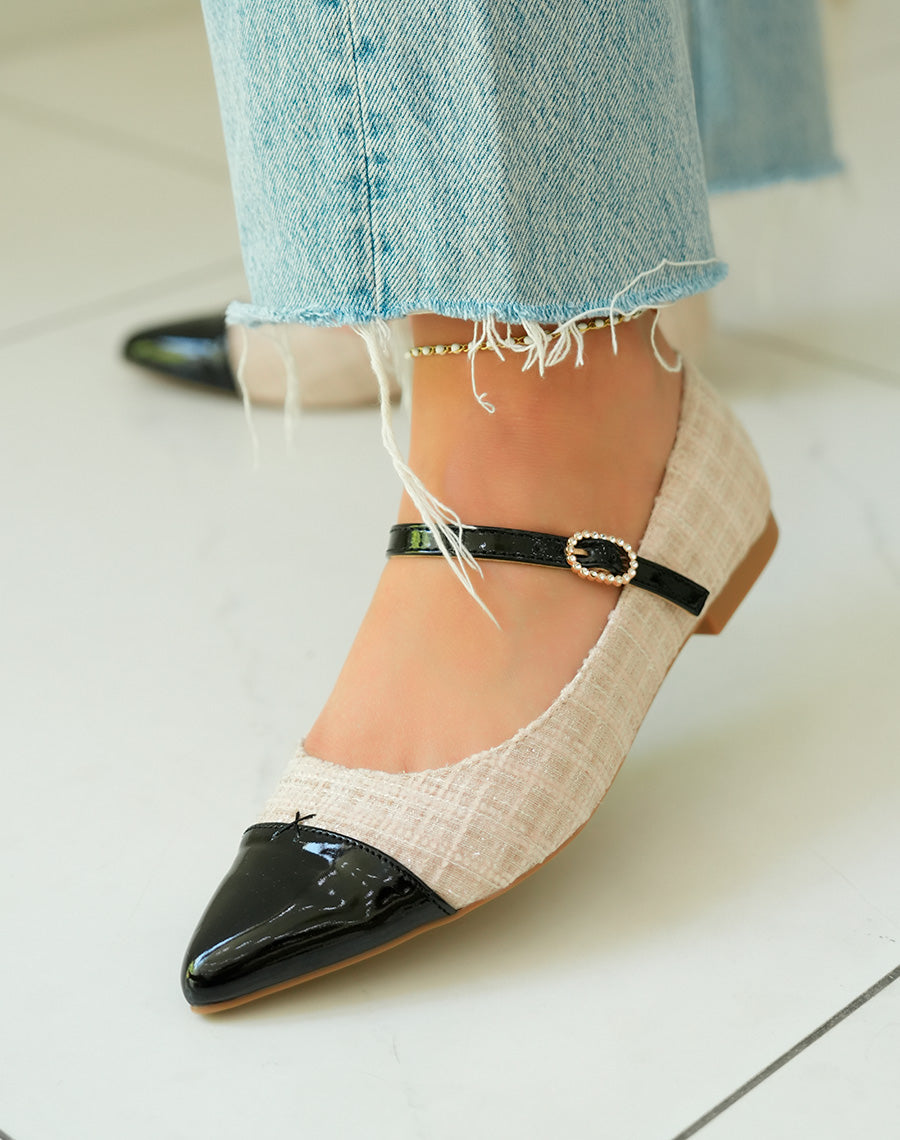 Ballerines élégantes en tweed beige avec bout pointu verni et boucle strassée