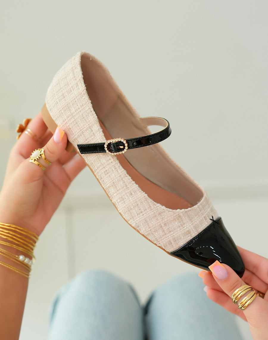 Ballerines élégantes en tweed beige avec bout pointu verni et boucle strassée