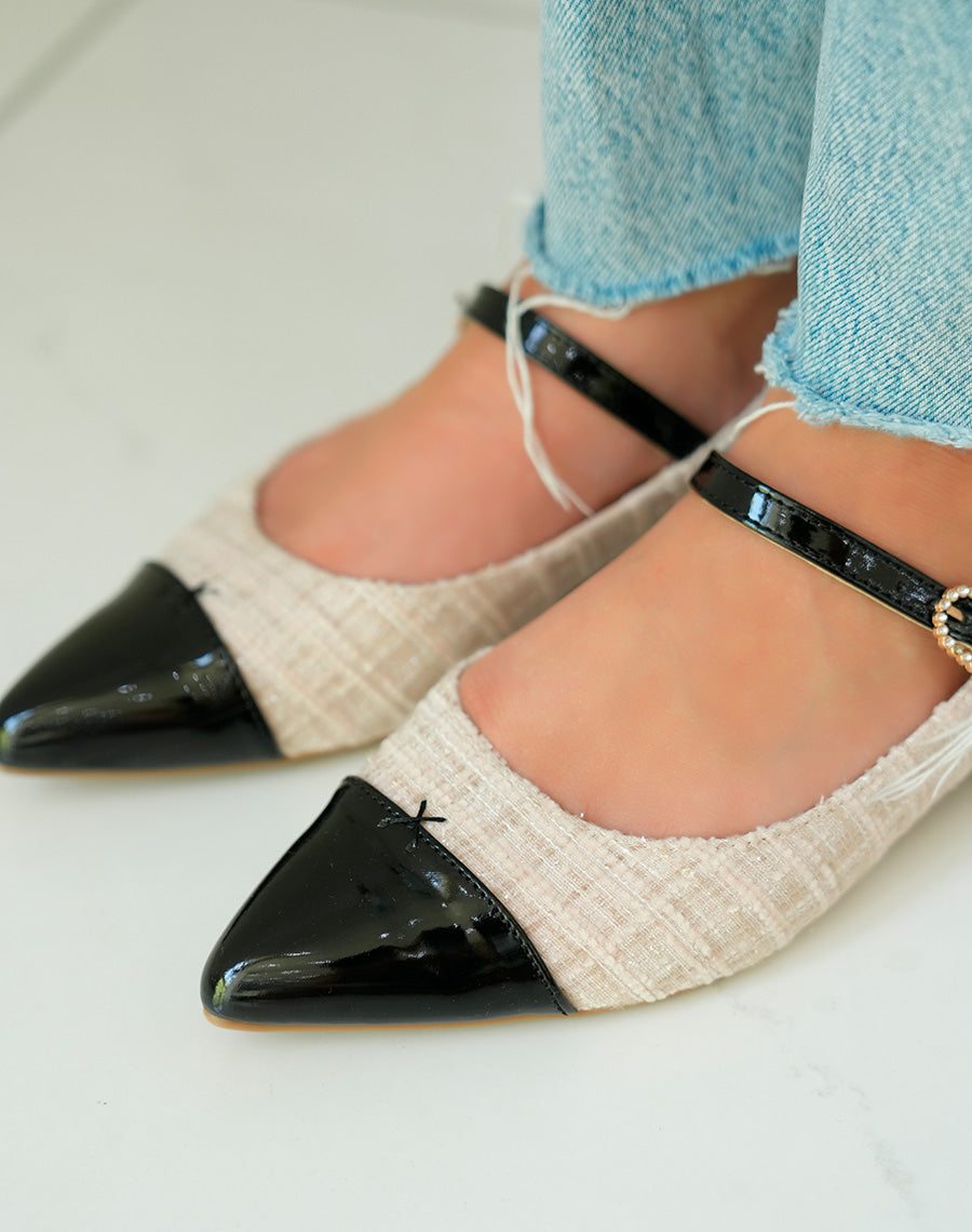 Ballerines élégantes en tweed beige avec bout pointu verni et boucle strassée
