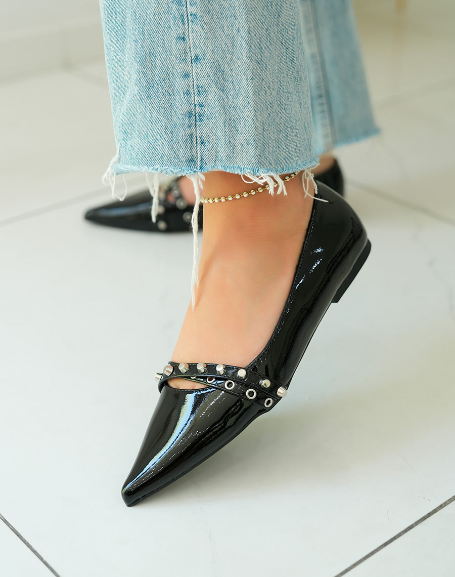 Ballerines pointues noires avec lanières cloutées pour un style audacieux