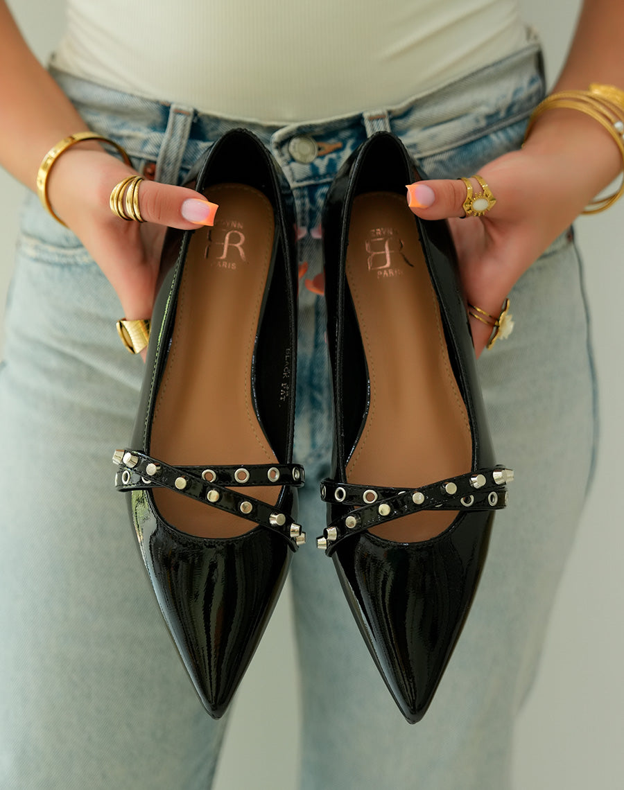 Ballerines pointues noires avec lanières cloutées pour un style audacieux